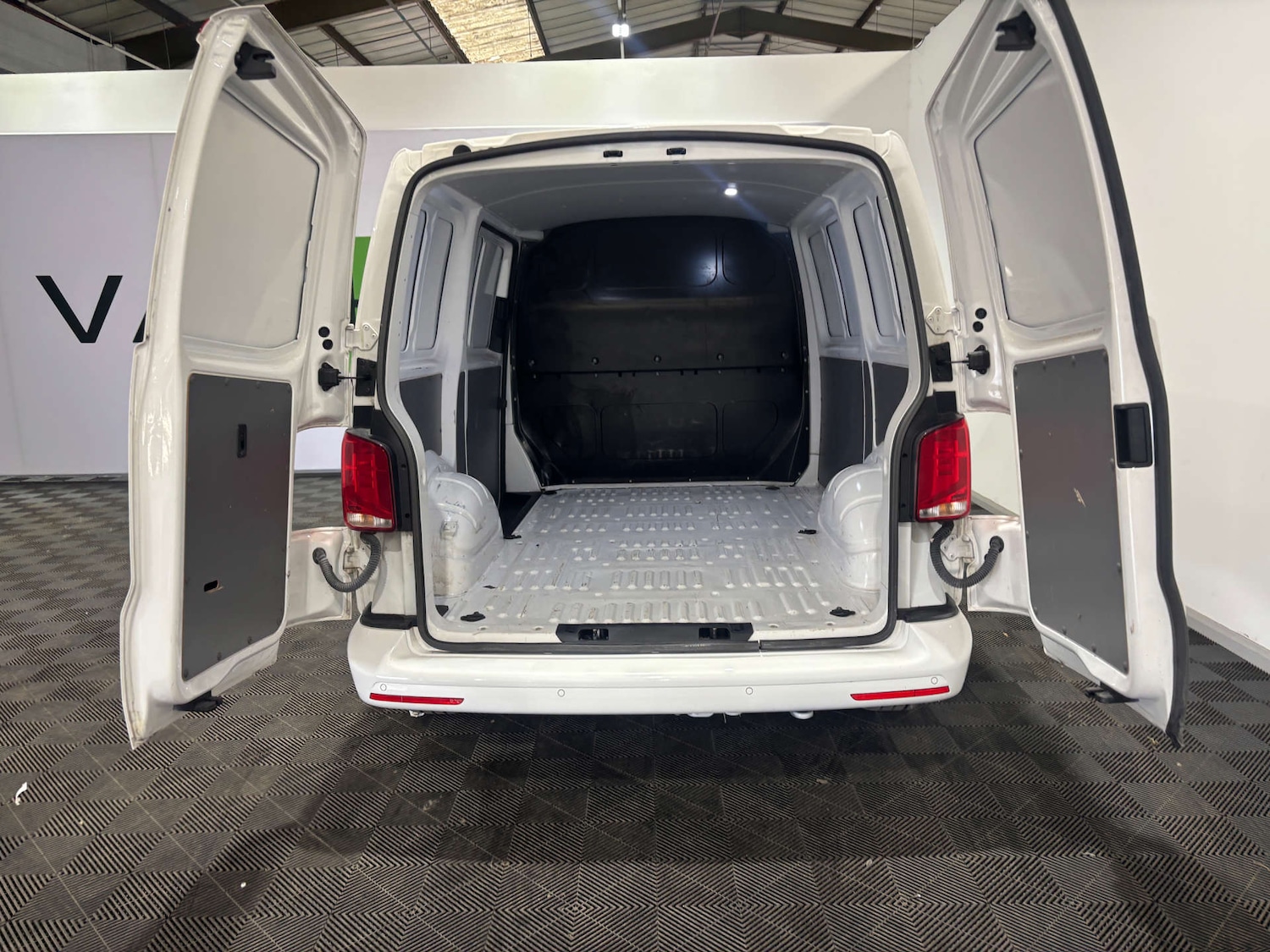 Used Volkswagen Transporter 2023 for sale - 76601612: Photo 26