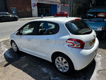 Used Peugeot 208 2014 for sale - 78927685: Photo