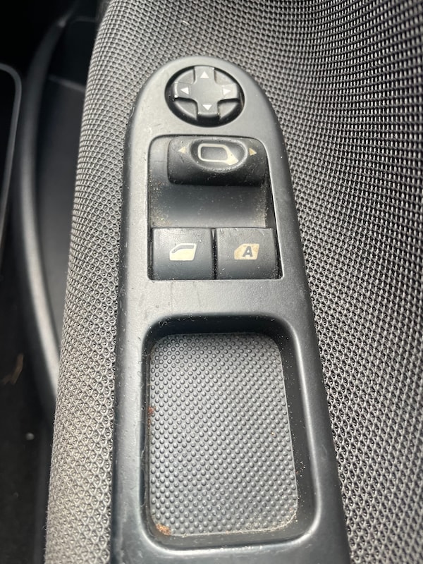 Used Peugeot 207 2011 for sale - 72363584: Photo 12