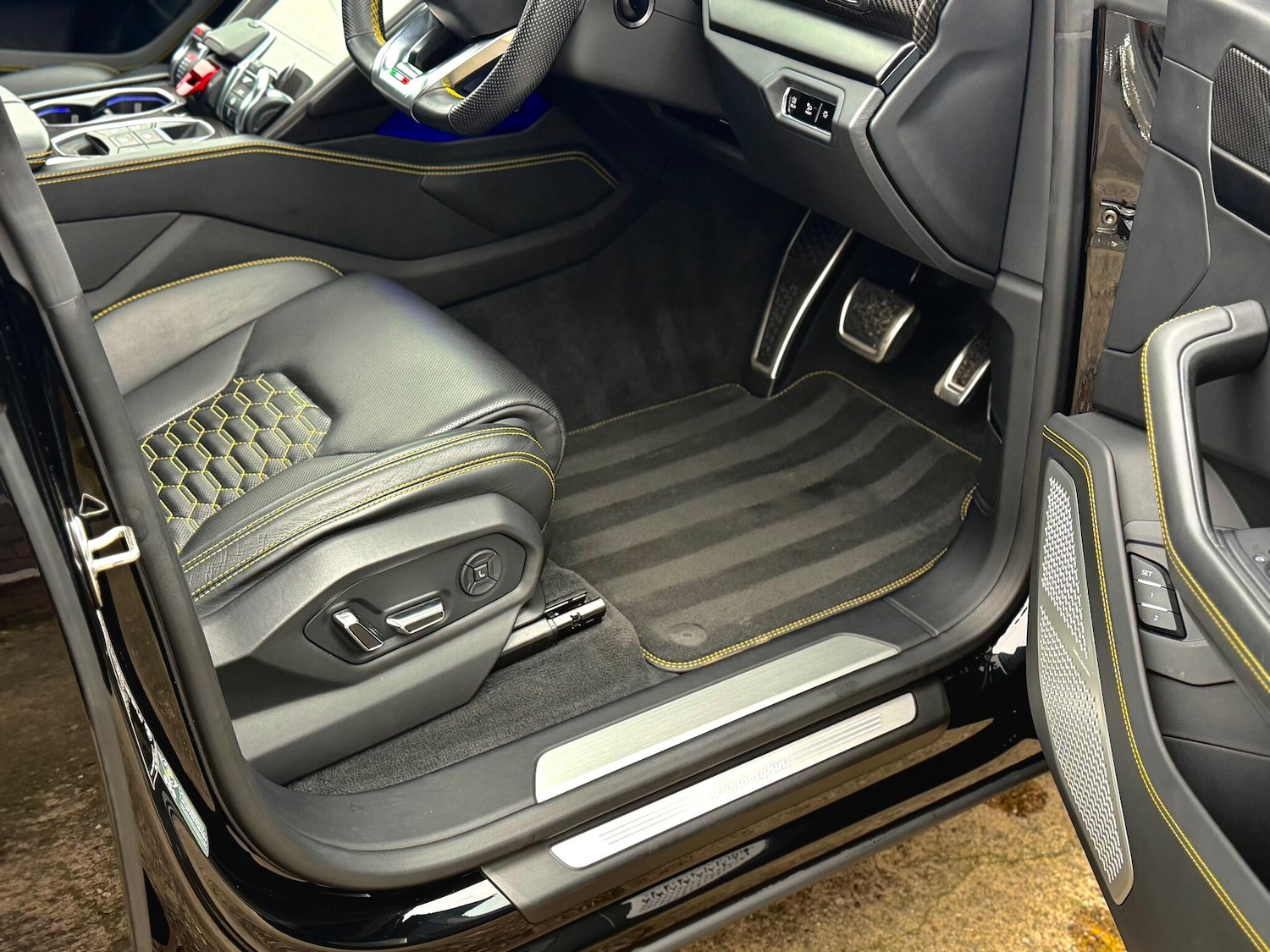 Used Lamborghini Urus 2021 for sale - 77143828: Photo 32