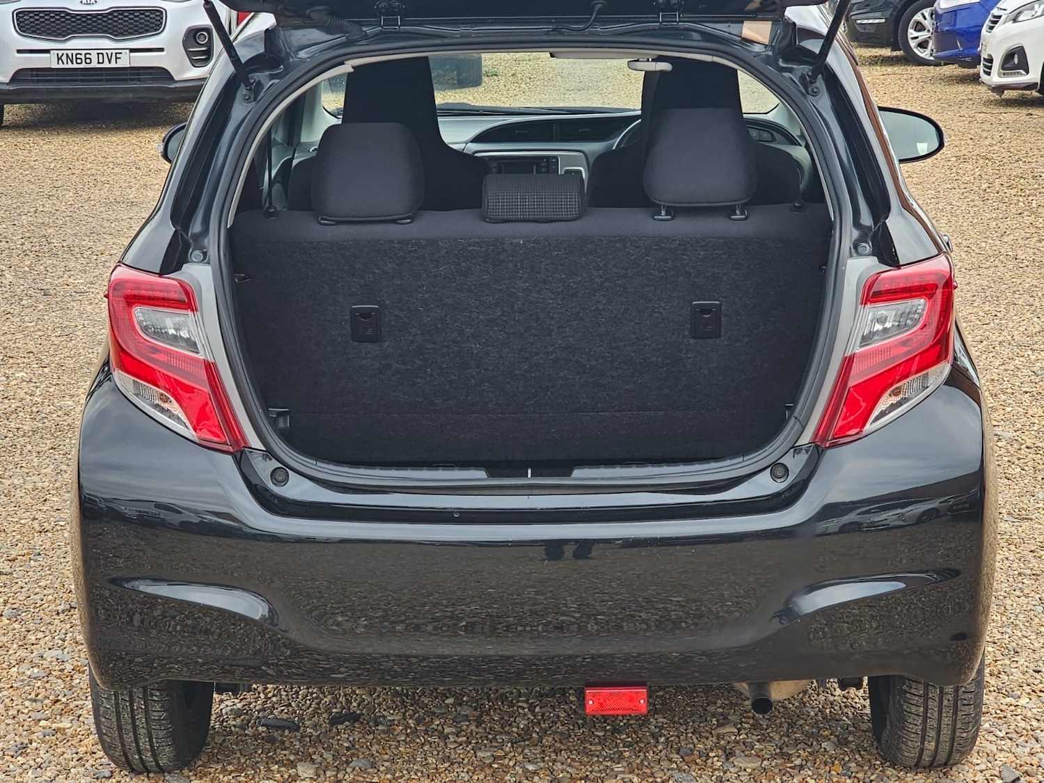 Used Toyota Vitz 2025 for sale - 77318695: Photo 7