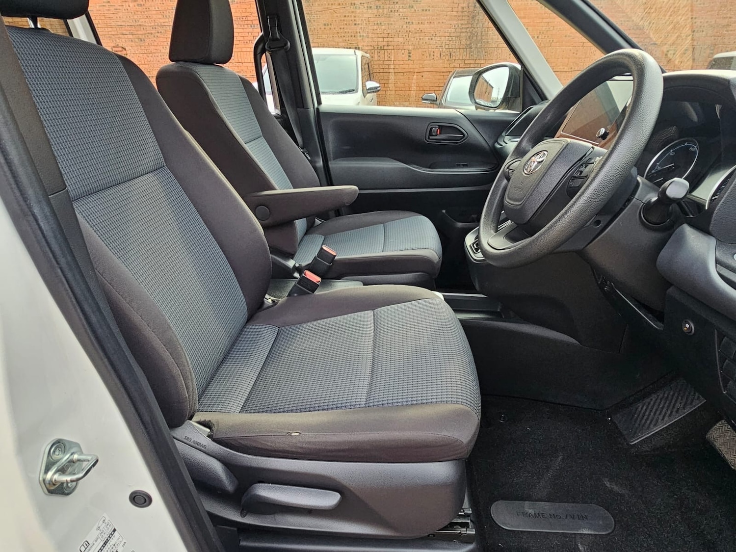 Used Toyota Noah for sale - 77997375: Photo 11