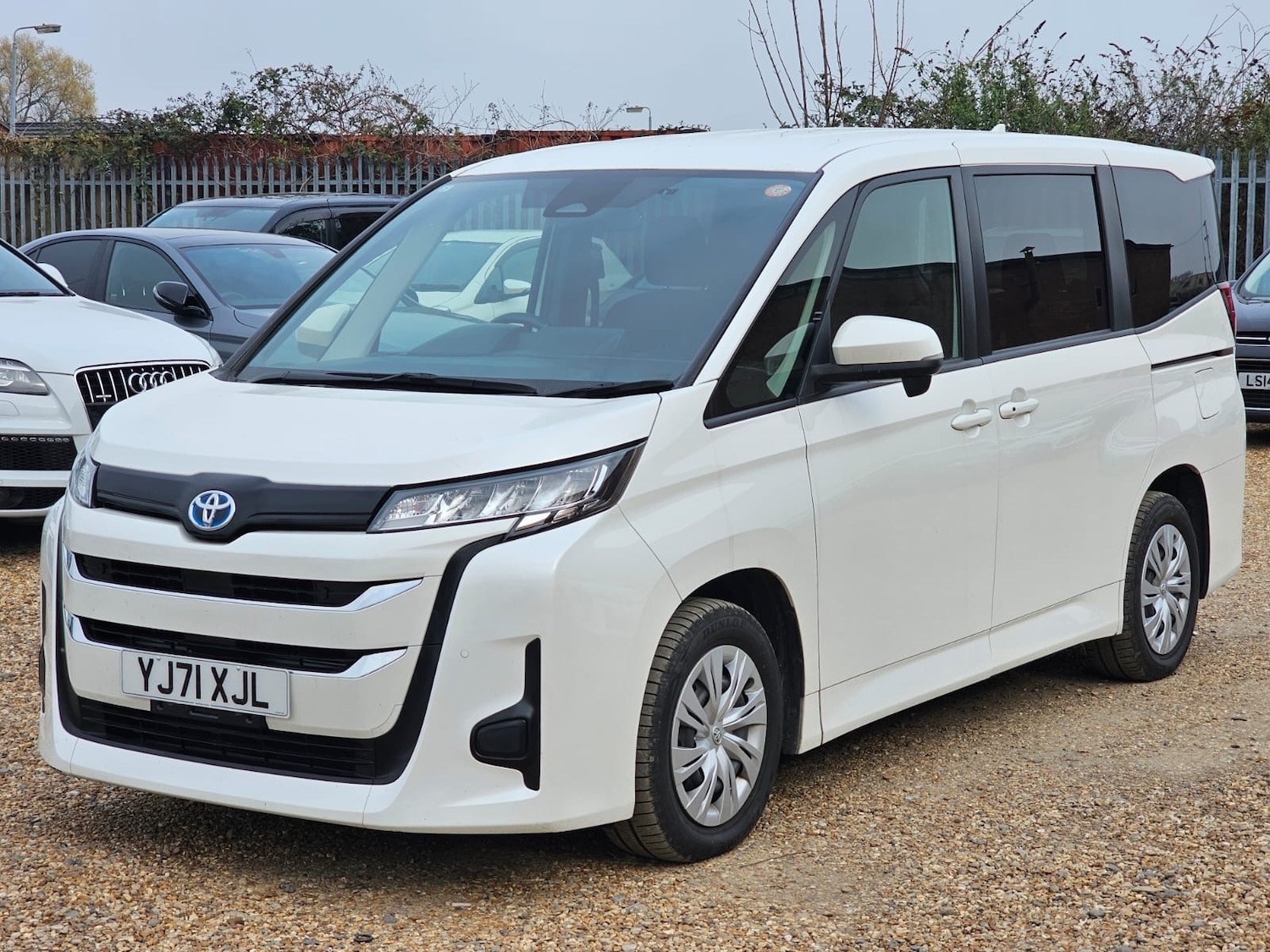 Used Toyota Noah for sale - 77997375: Photo 2