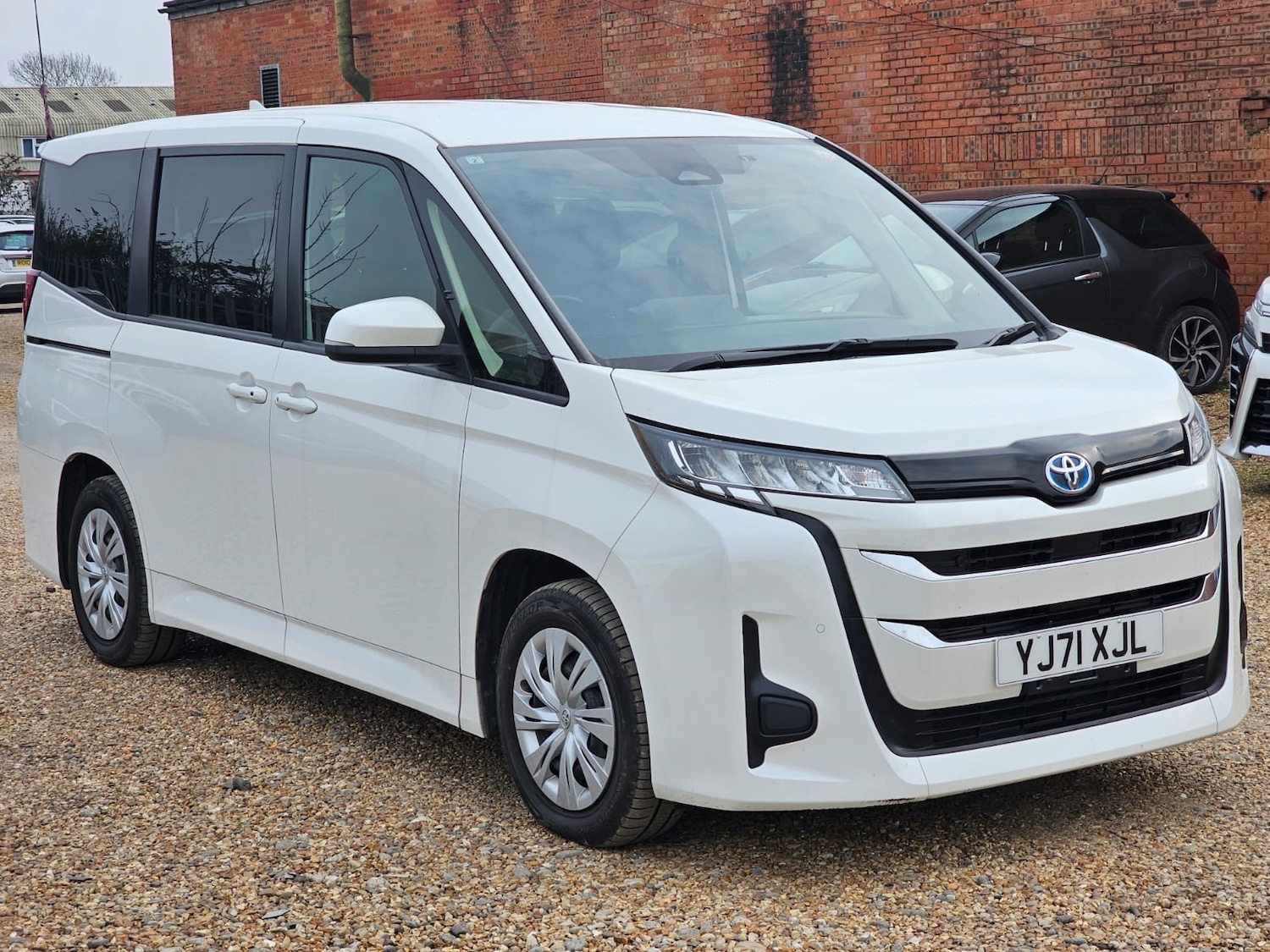 Used Toyota Noah for sale - 77997375: Photo 3