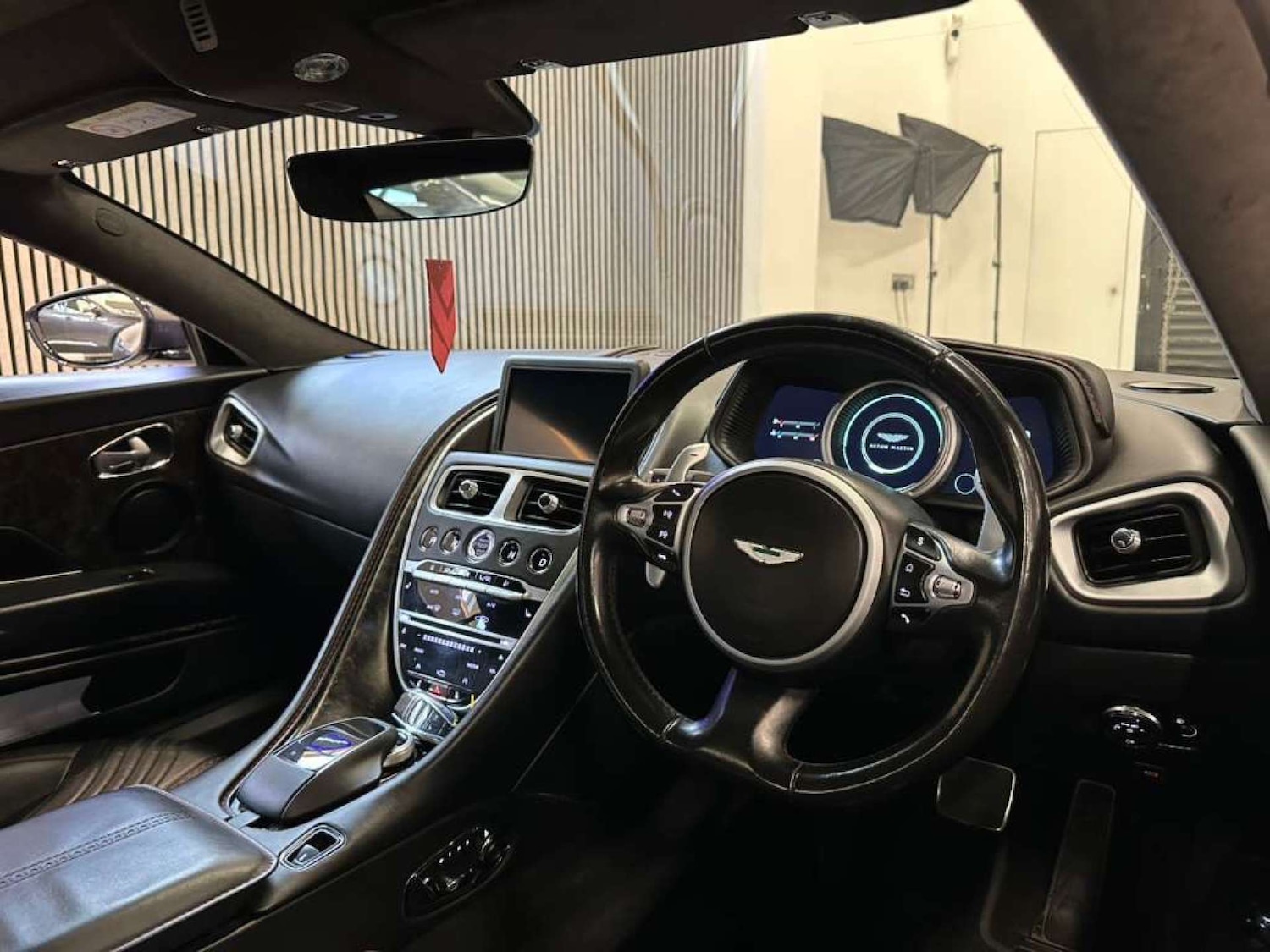 Used Aston Martin DB11 2017 for sale - 76354258: Photo 14