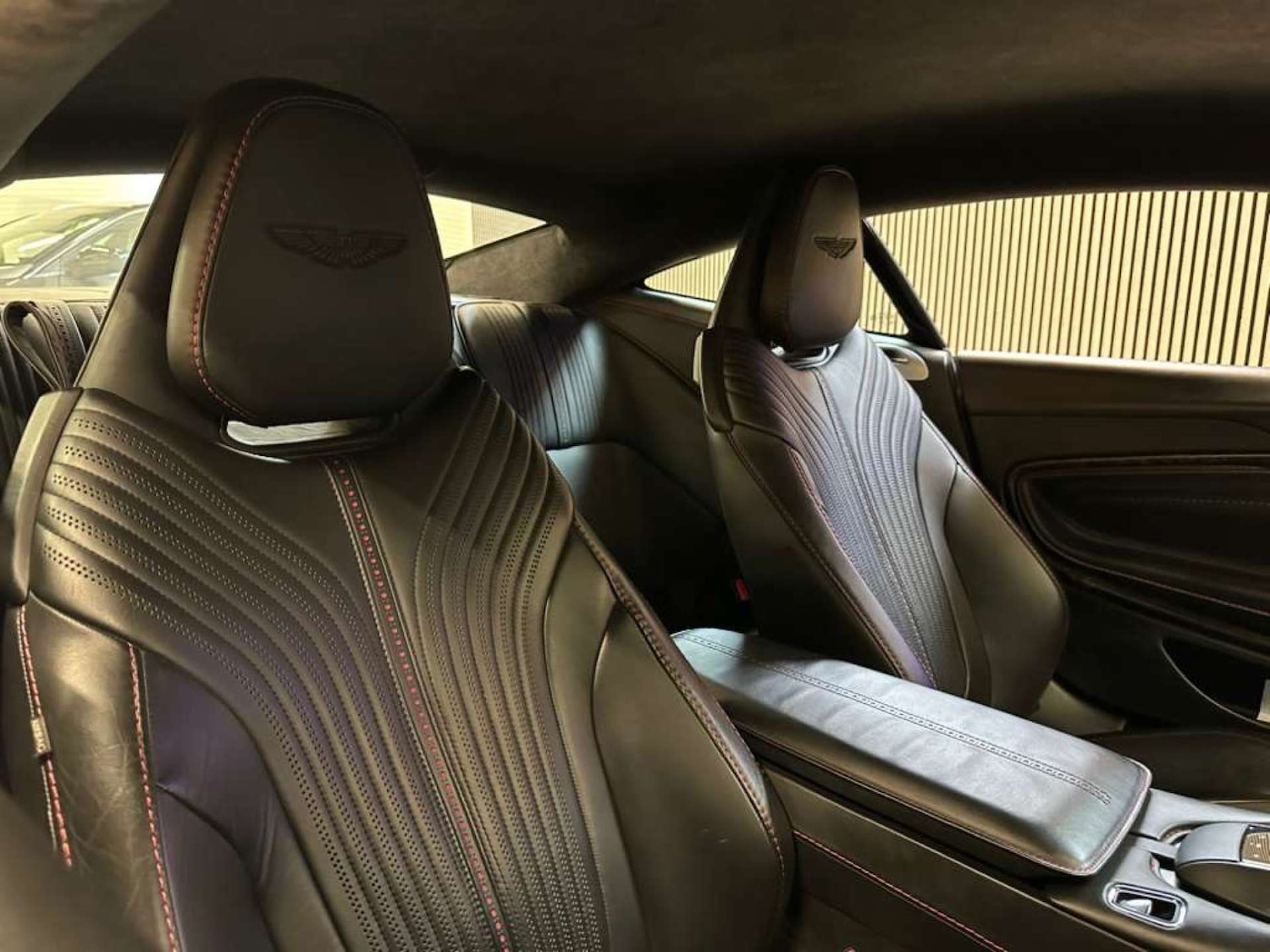 Used Aston Martin DB11 2017 for sale - 76354258: Photo 17