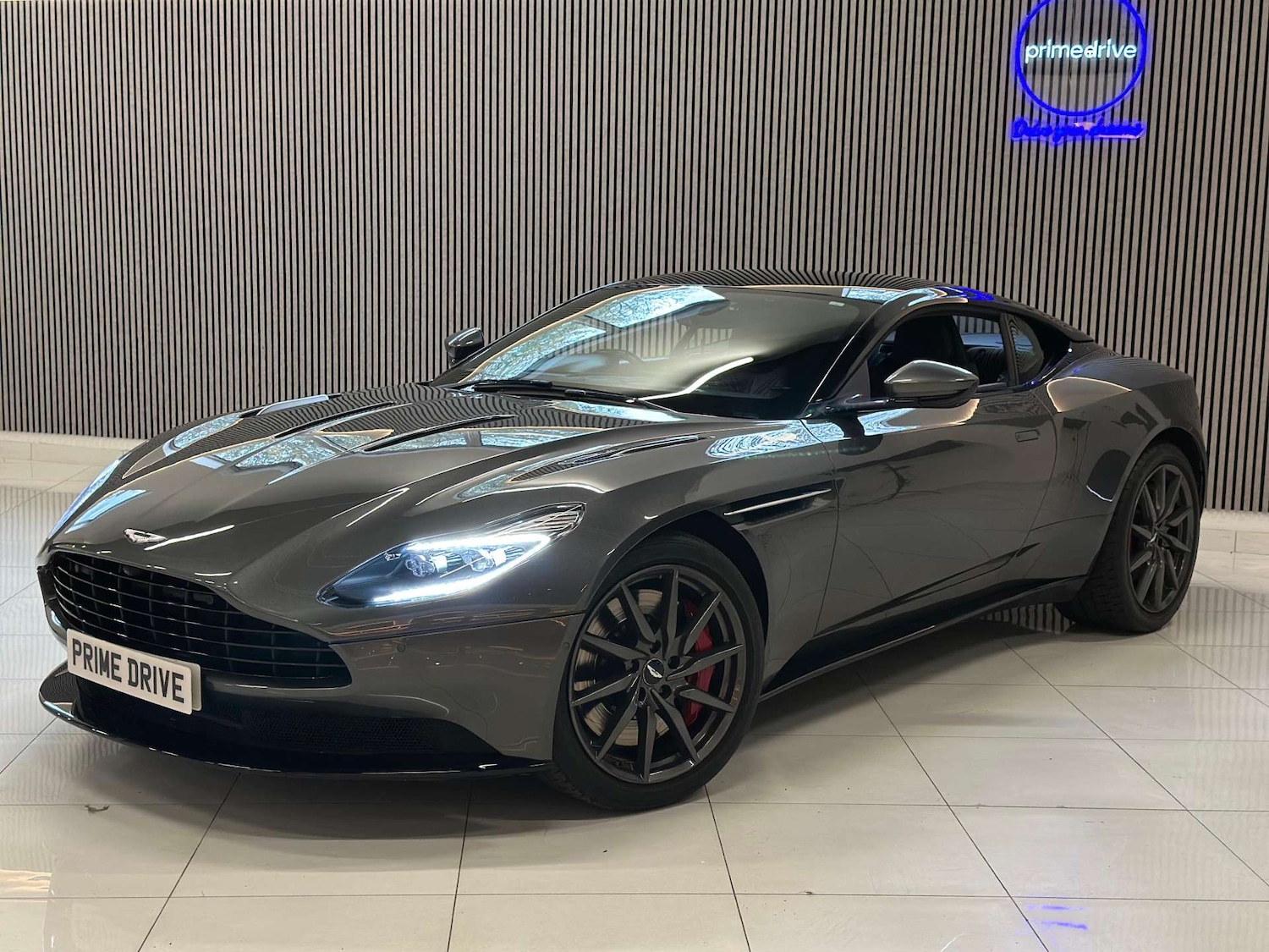 Used Aston Martin DB11 2017 for sale - 76354258: Photo 2