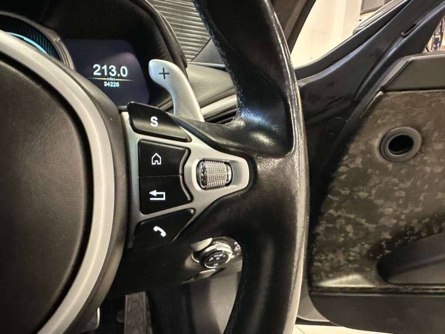 Used Aston Martin DB11 2017 for sale - 76354258: Photo 24