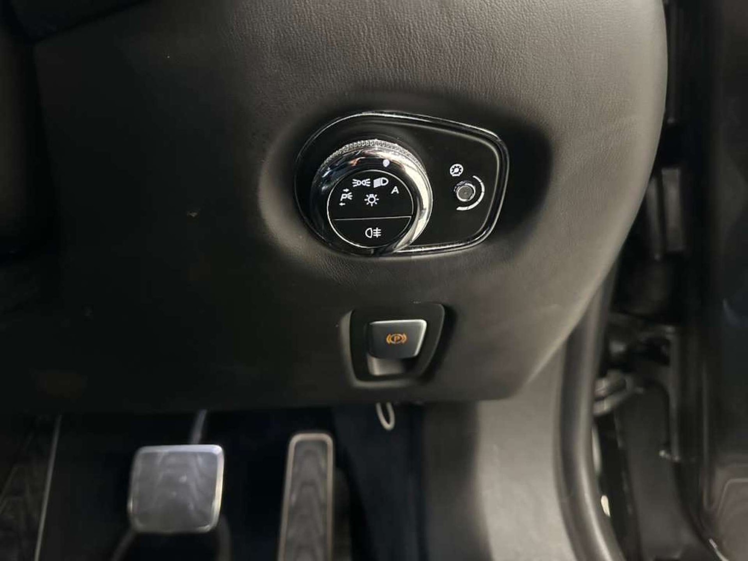 Used Aston Martin DB11 2017 for sale - 76354258: Photo 25