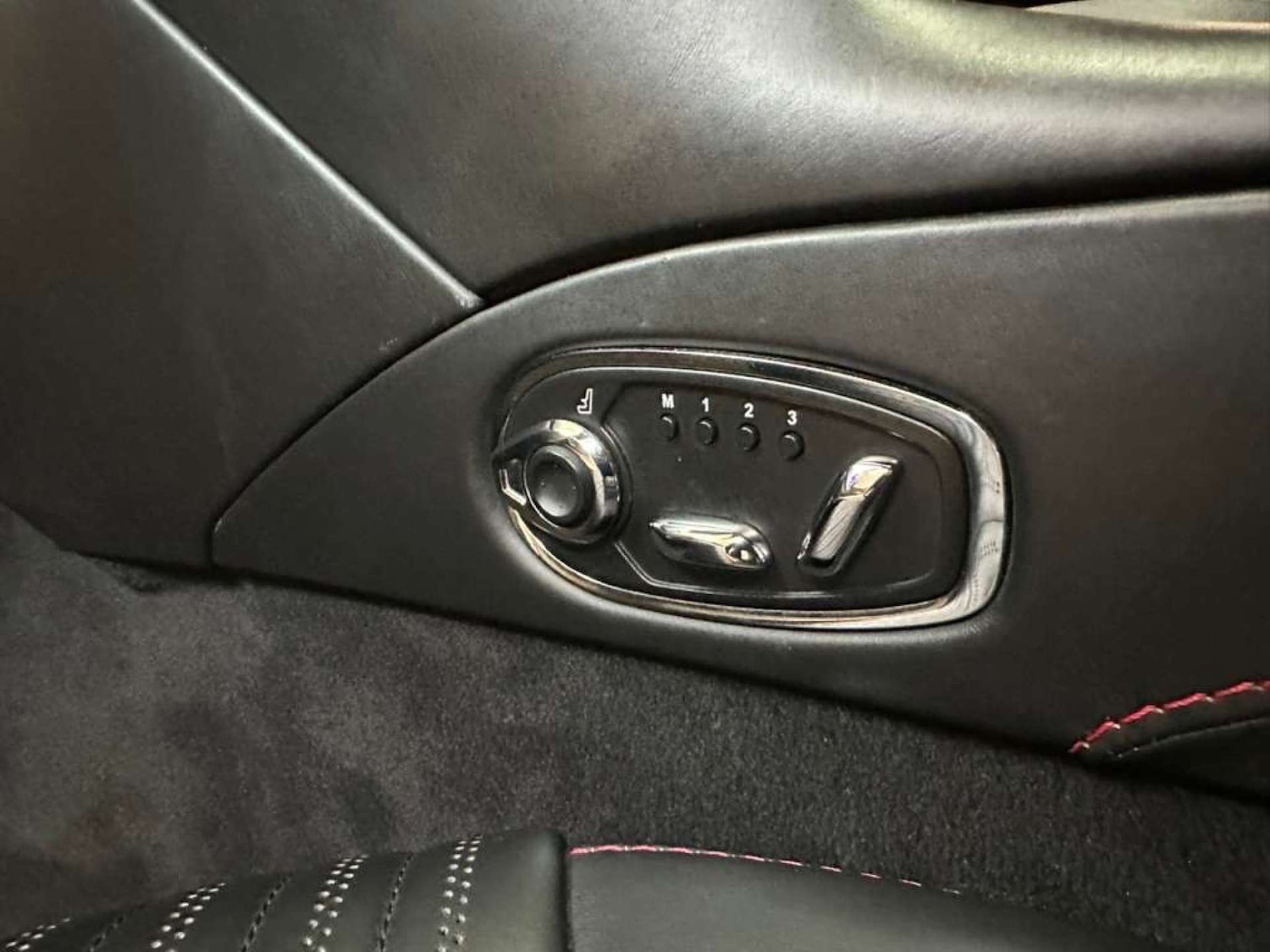 Used Aston Martin DB11 2017 for sale - 76354258: Photo 26