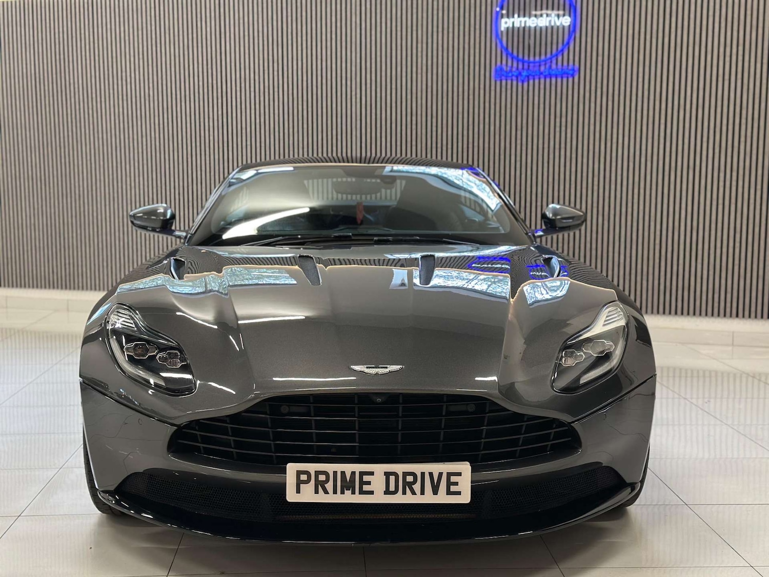 Used Aston Martin DB11 2017 for sale - 76354258: Photo 3