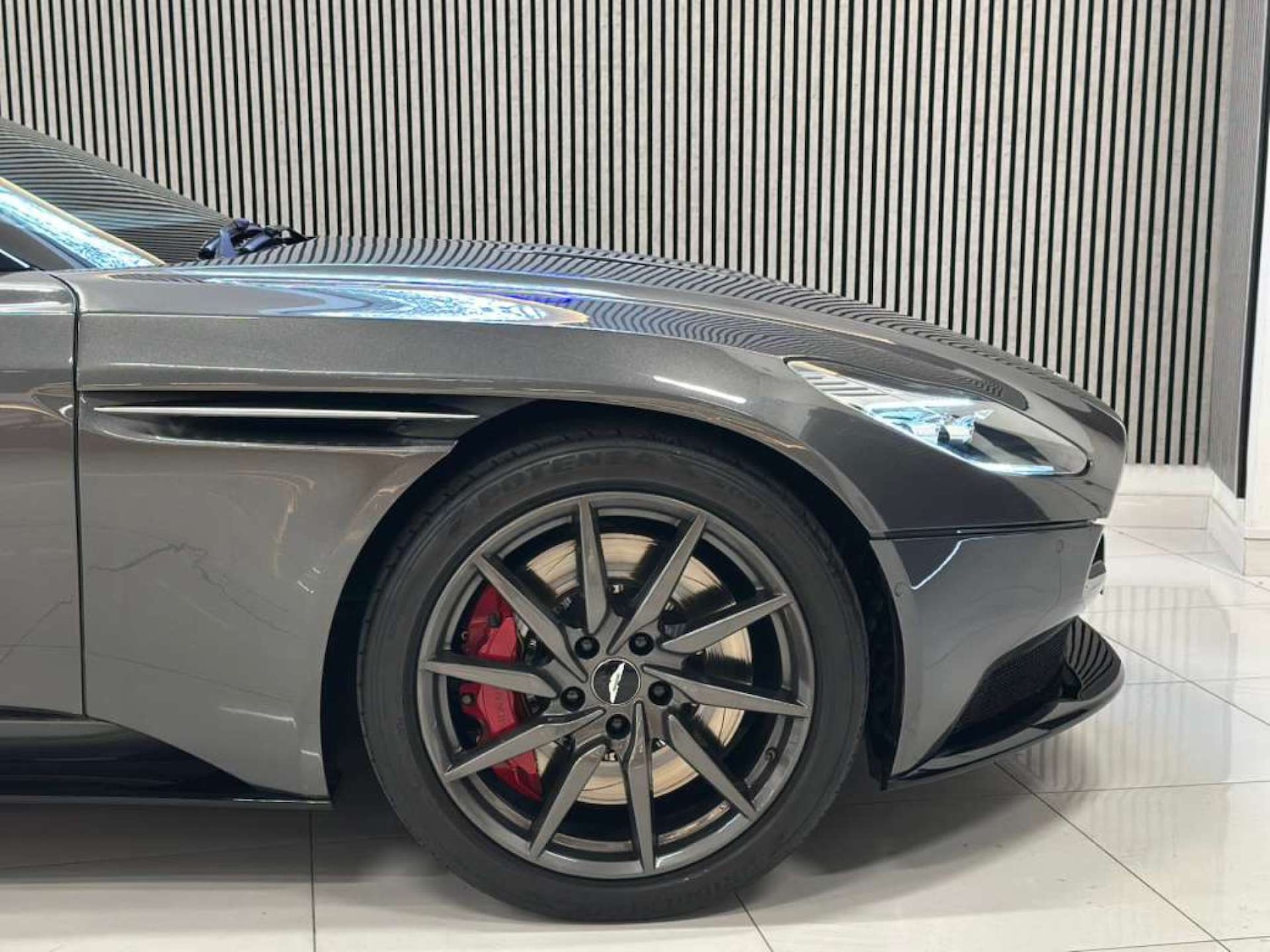 Used Aston Martin DB11 2017 for sale - 76354258: Photo 31