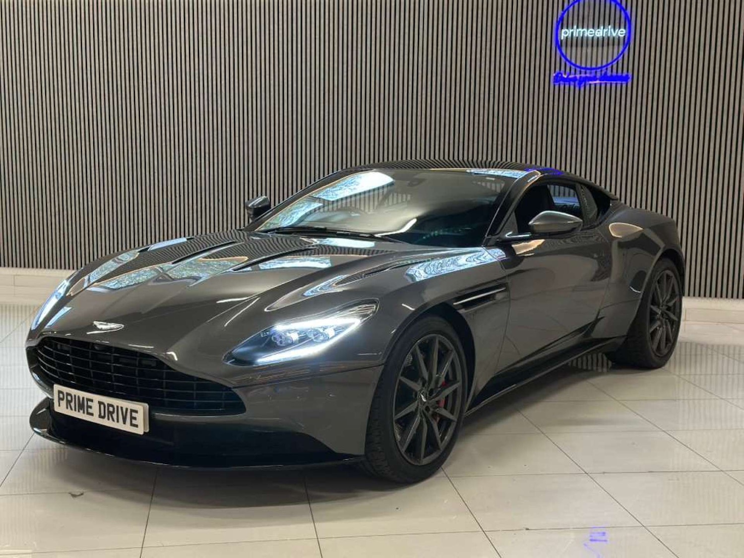 Used Aston Martin DB11 2017 for sale - 76354258: Photo 4