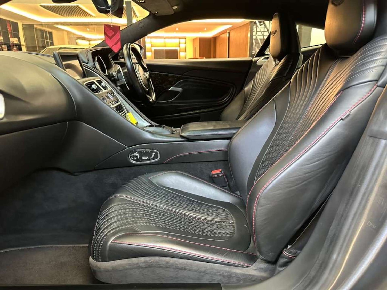 Used Aston Martin DB11 2017 for sale - 76354258: Photo 40