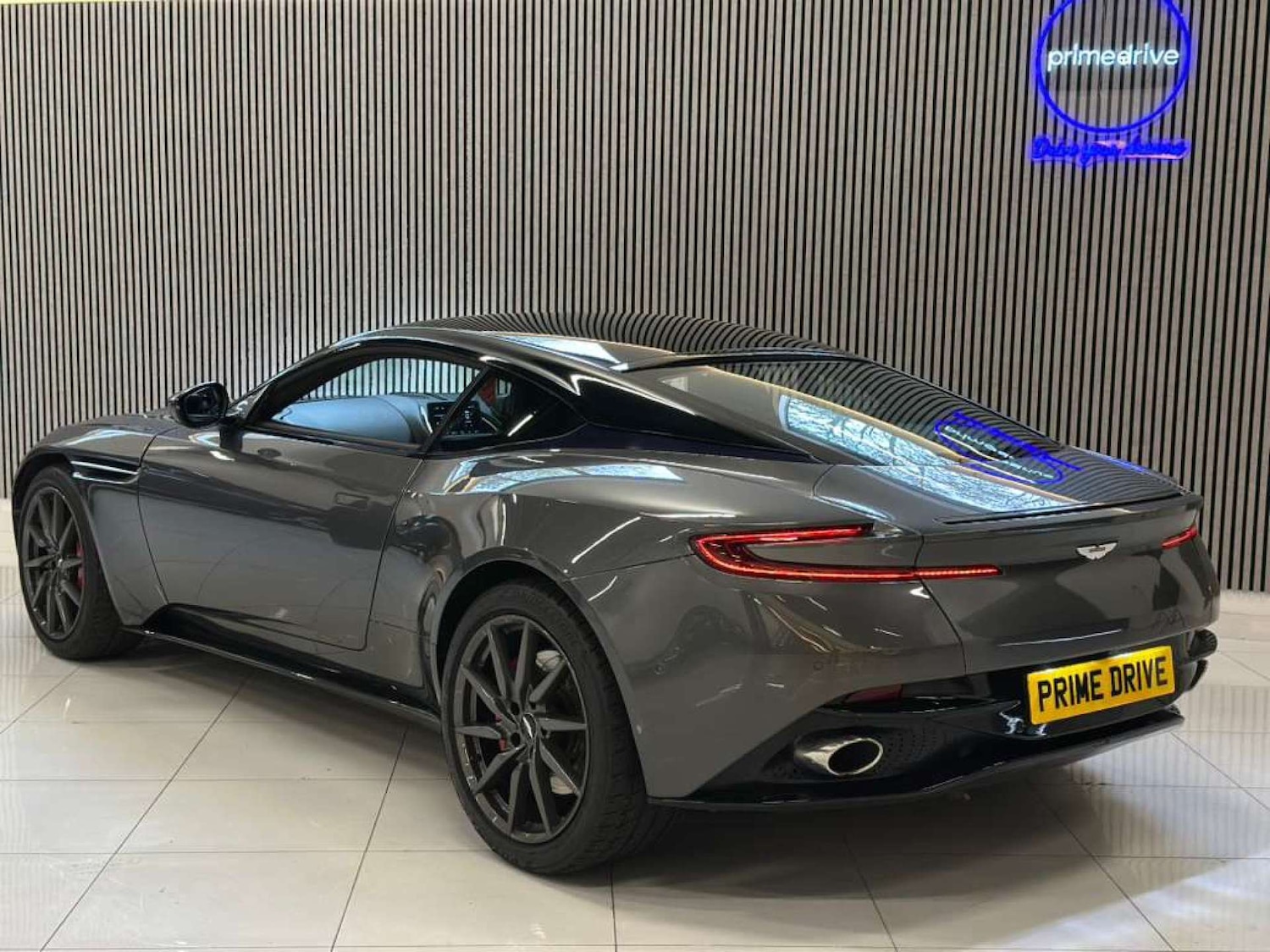 Used Aston Martin DB11 2017 for sale - 76354258: Photo 5