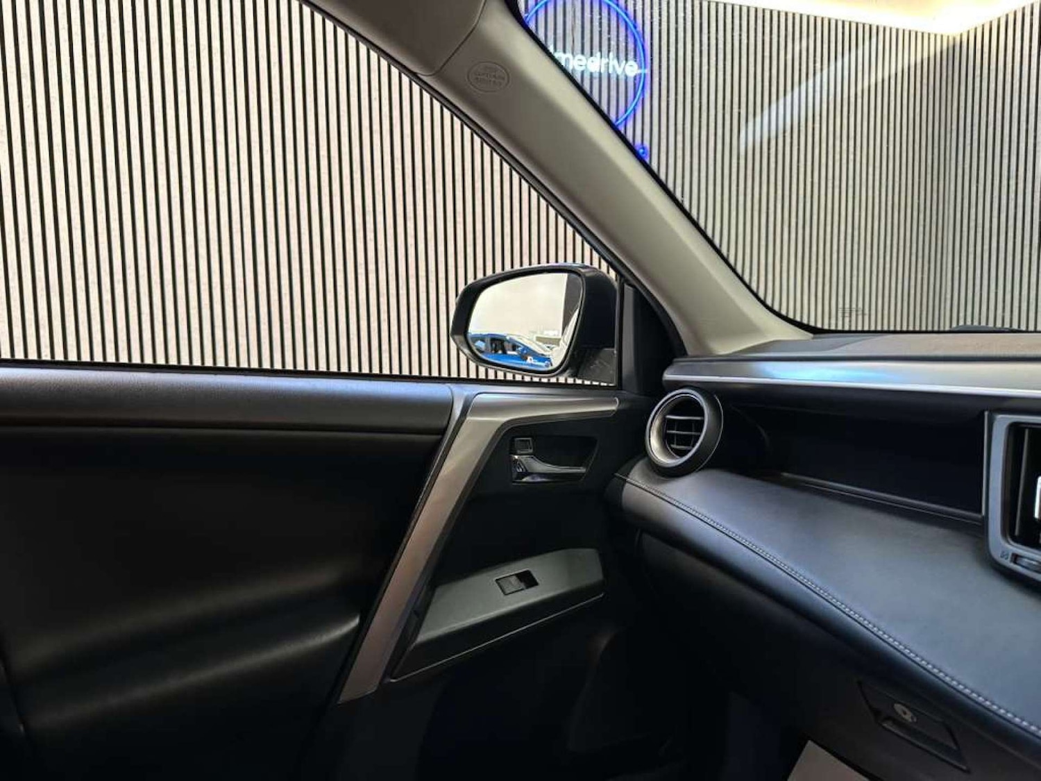 Used Toyota RAV4 2017 for sale - 76395514: Photo 11