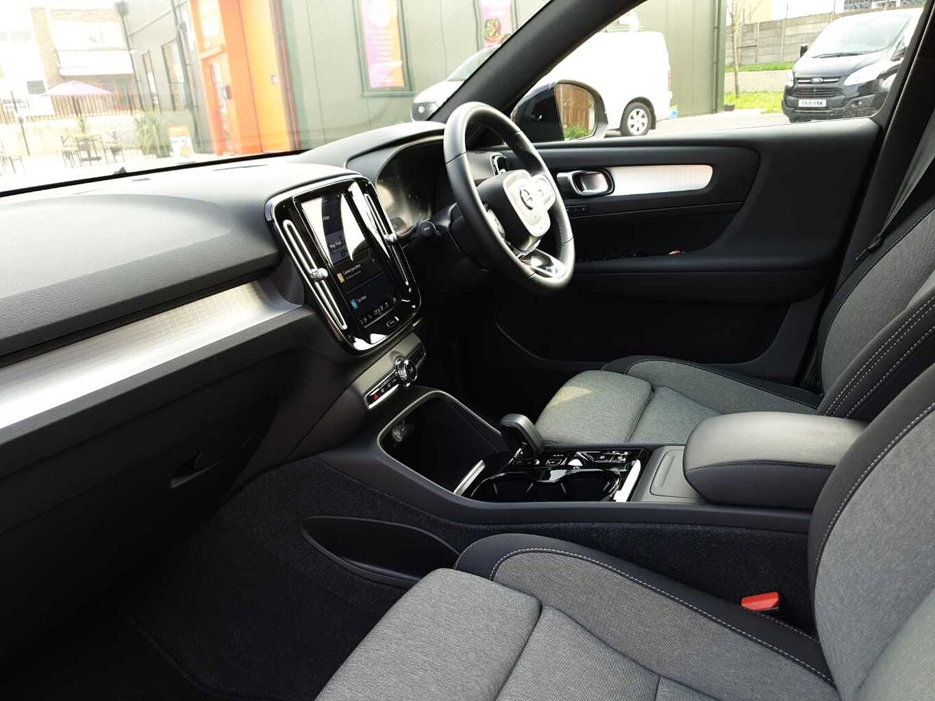 Used Volvo XC40 2024 for sale - 78021489: Photo 2