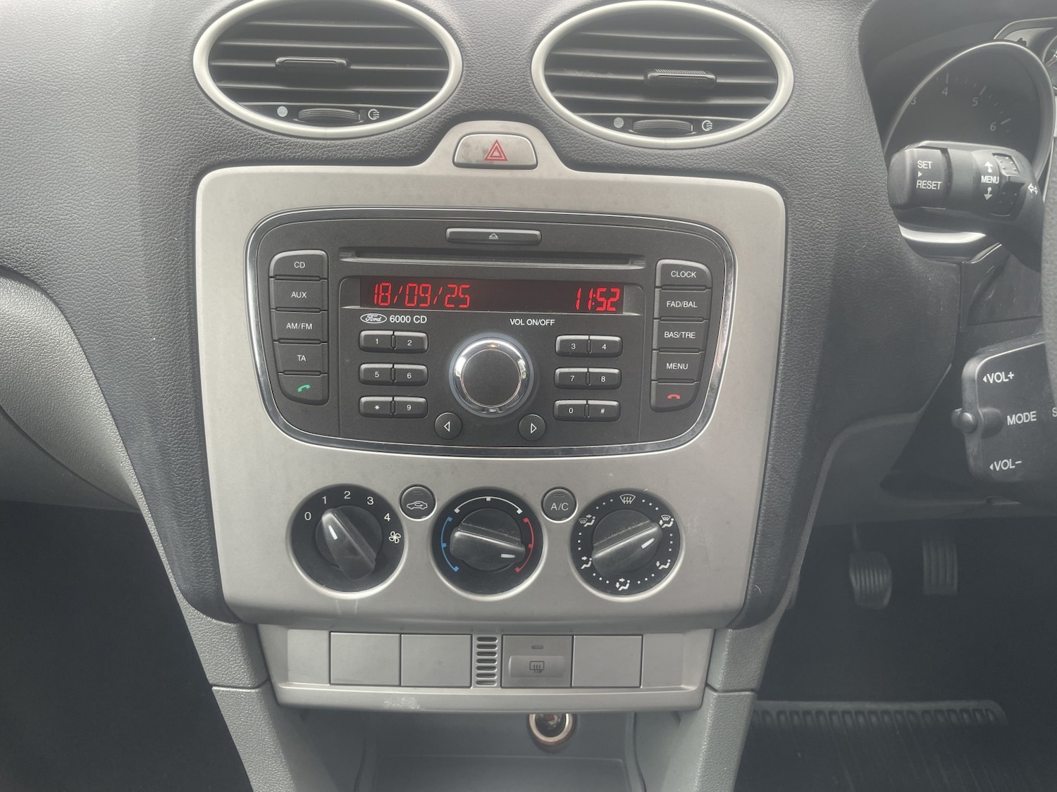 Used Ford Focus 2010 for sale - 76164552: Photo 11