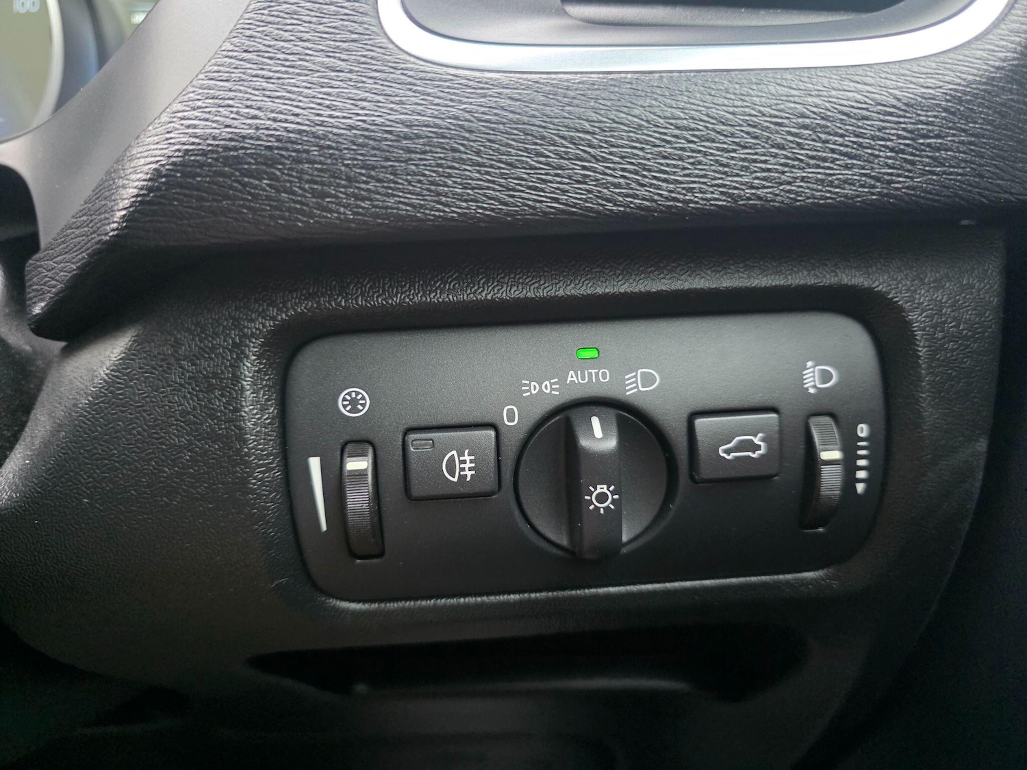 Used Volvo V40 2015 for sale - 77040648: Photo 19