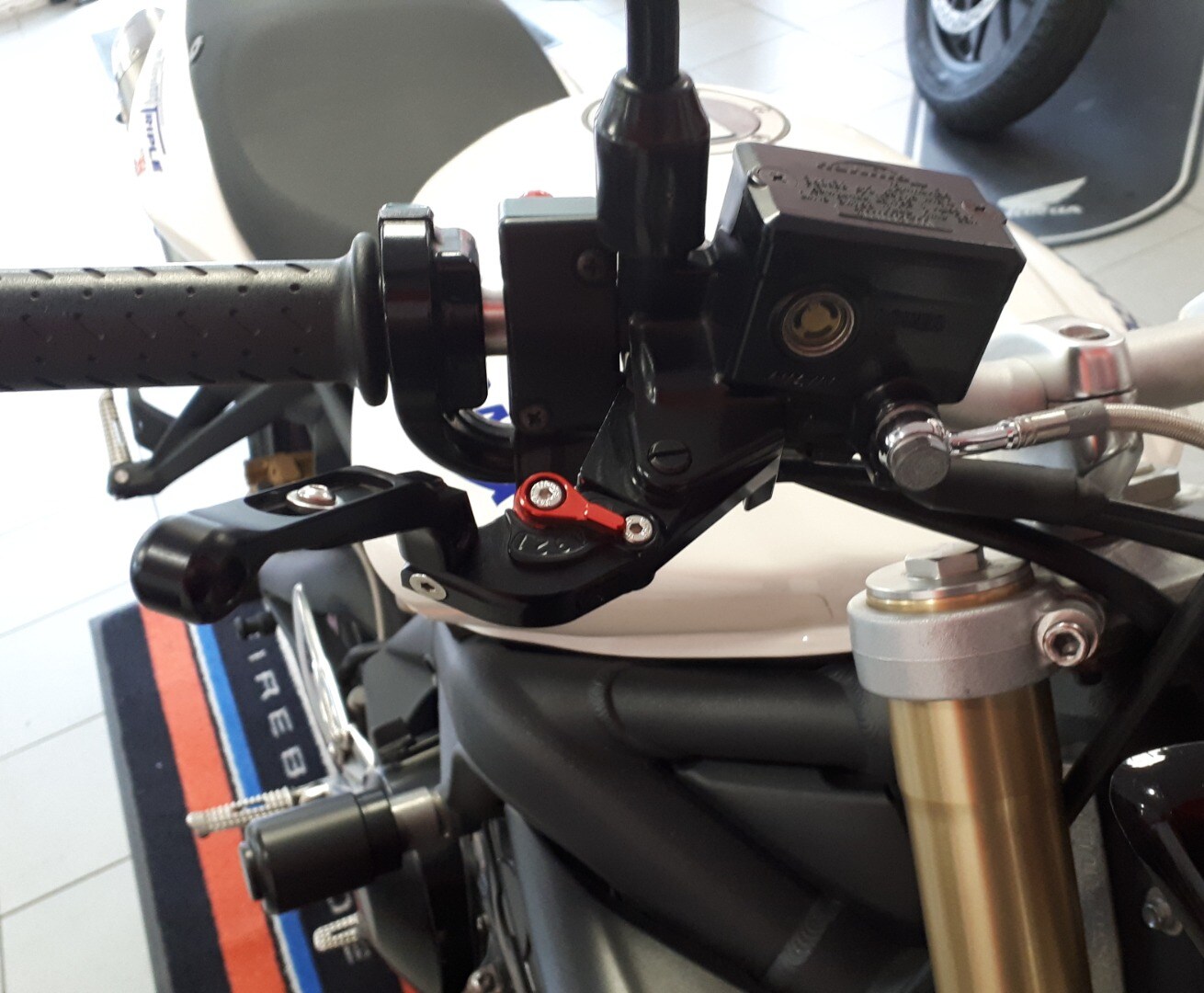 Triumph STREET TRIPLE