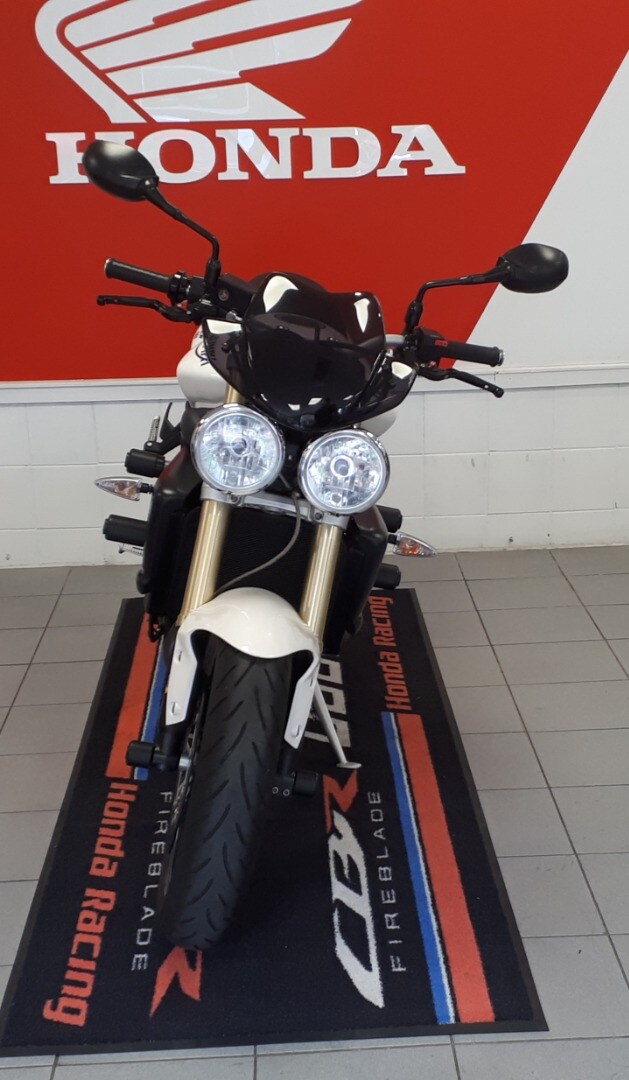 Triumph STREET TRIPLE