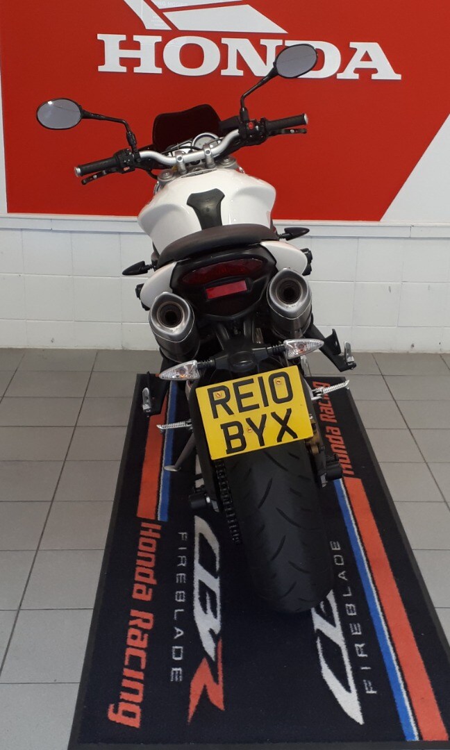 Triumph STREET TRIPLE