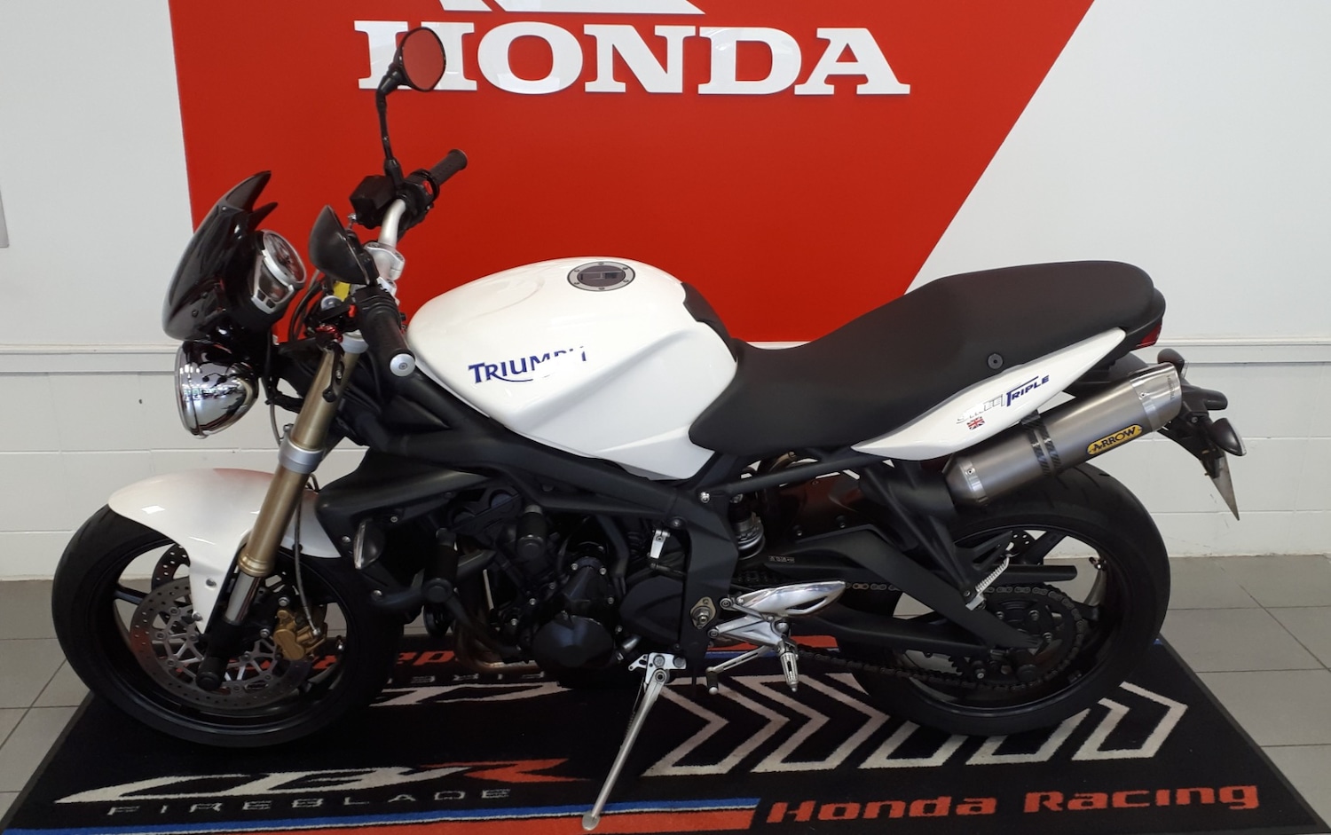 Triumph STREET TRIPLE