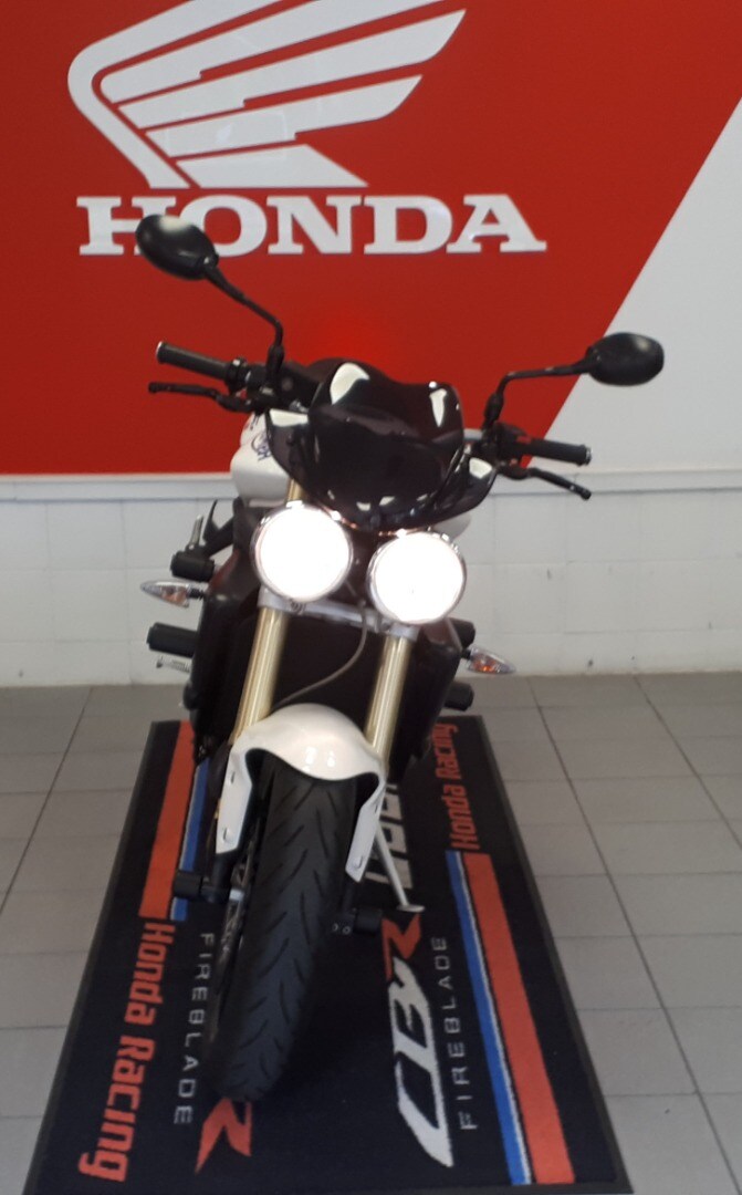 Triumph STREET TRIPLE