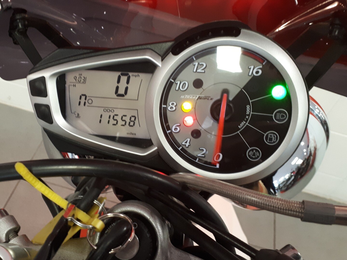 Triumph STREET TRIPLE