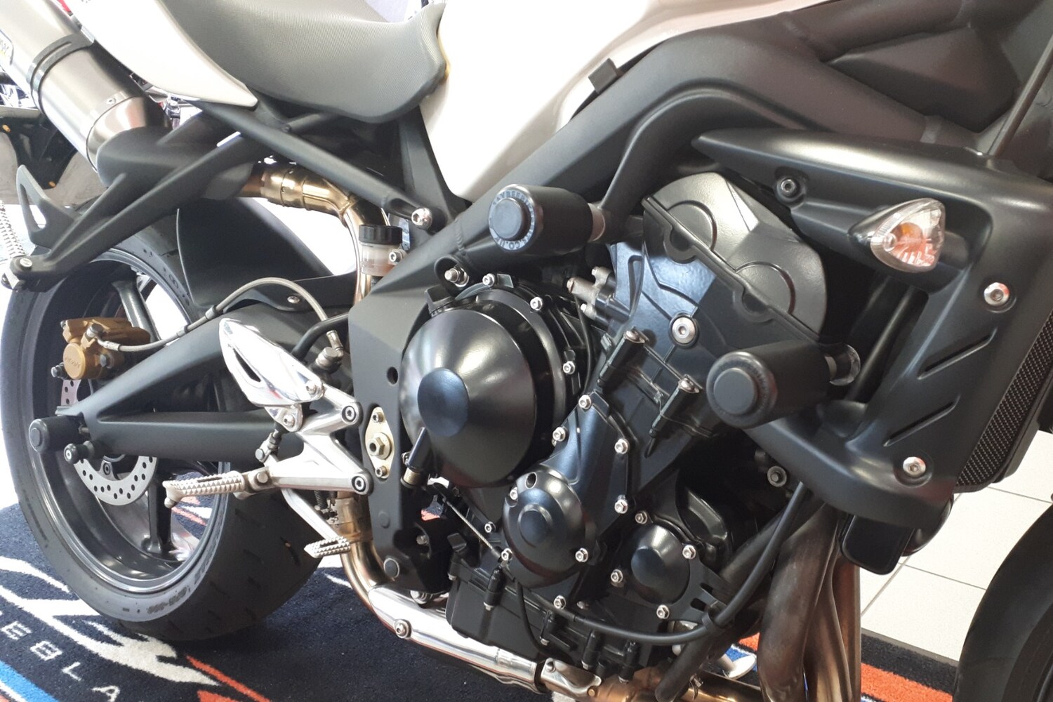 Triumph STREET TRIPLE