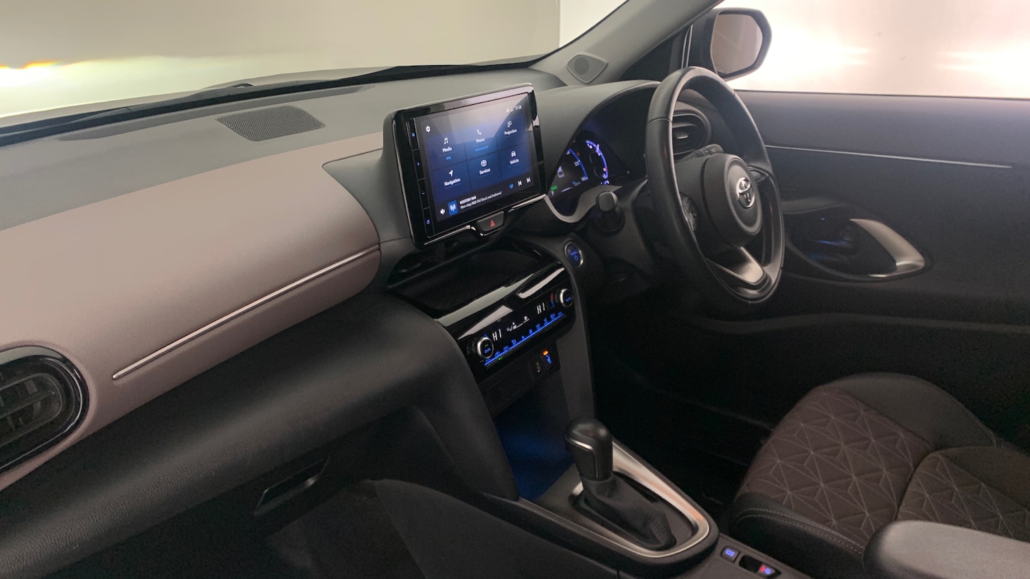 Used Toyota Yaris Cross 2023 for sale - 77098806: Photo 2