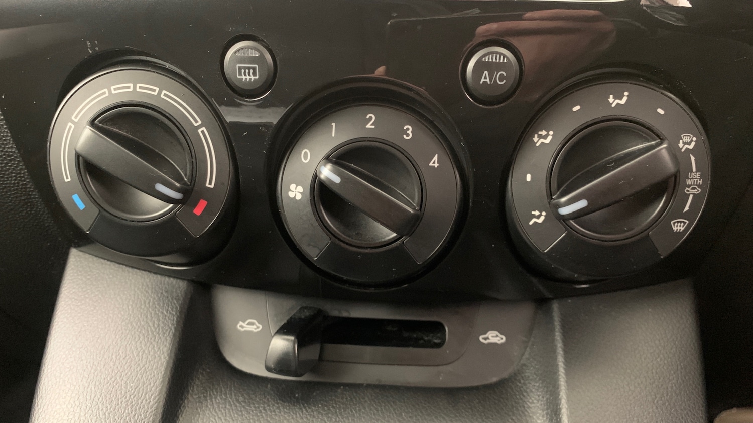 Used Mazda Mazda2 2014 for sale - 76866816: Photo 29