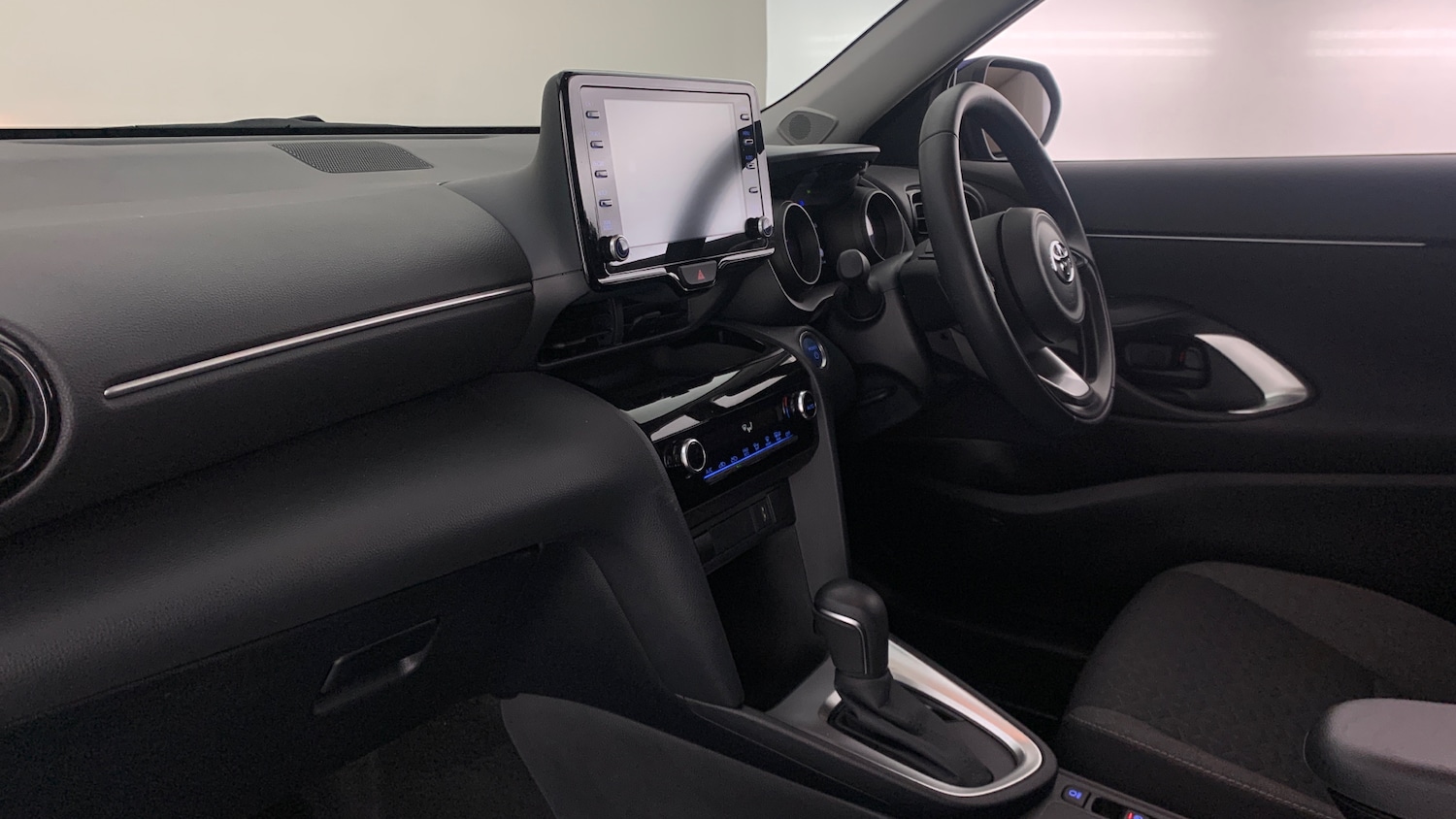 Used Toyota Yaris Cross 2023 for sale - 76937155: Photo 2