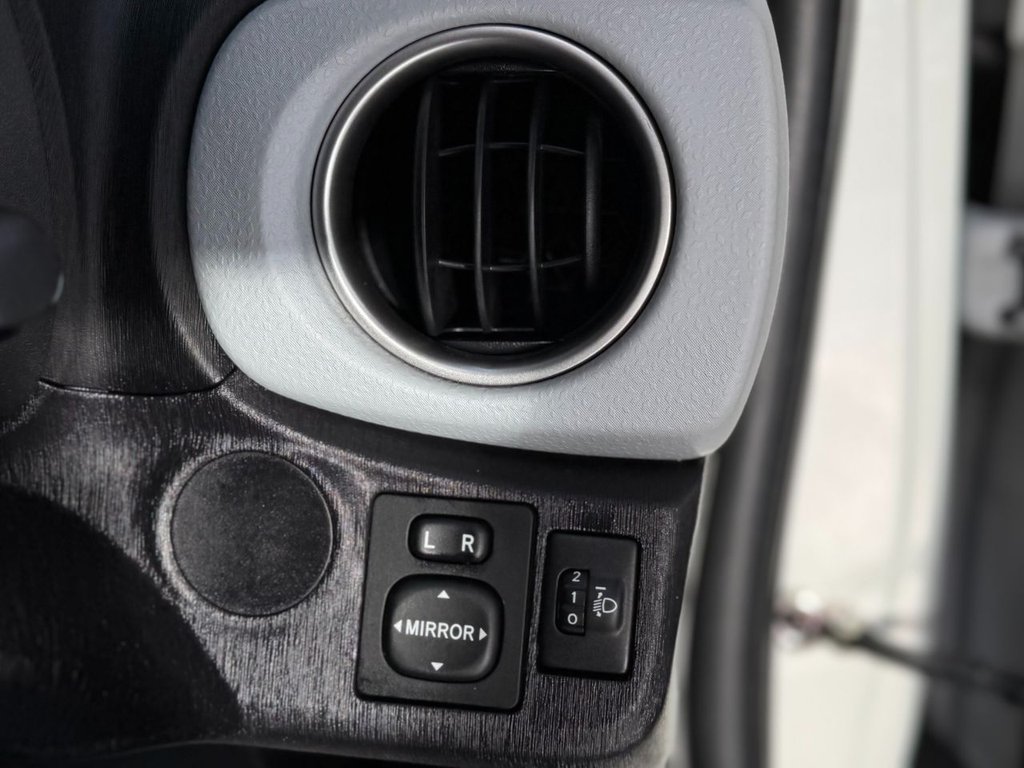 Used Toyota Yaris 2014 for sale - 77250584: Photo 45