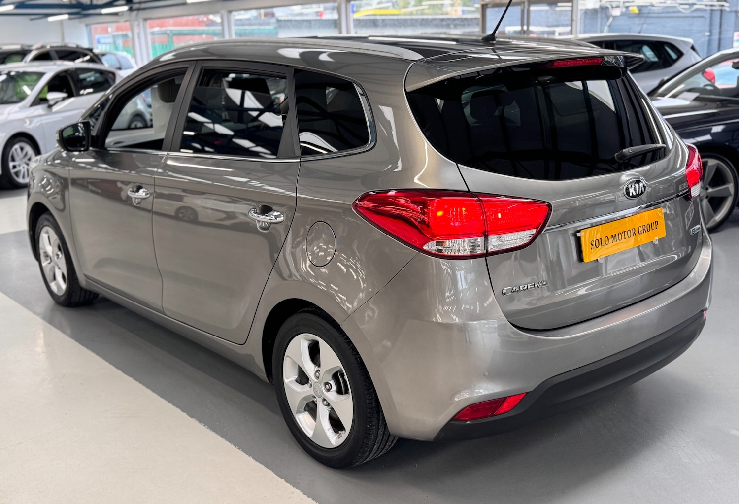 Used Kia Carens 2015 for sale - 76172484: Photo 2