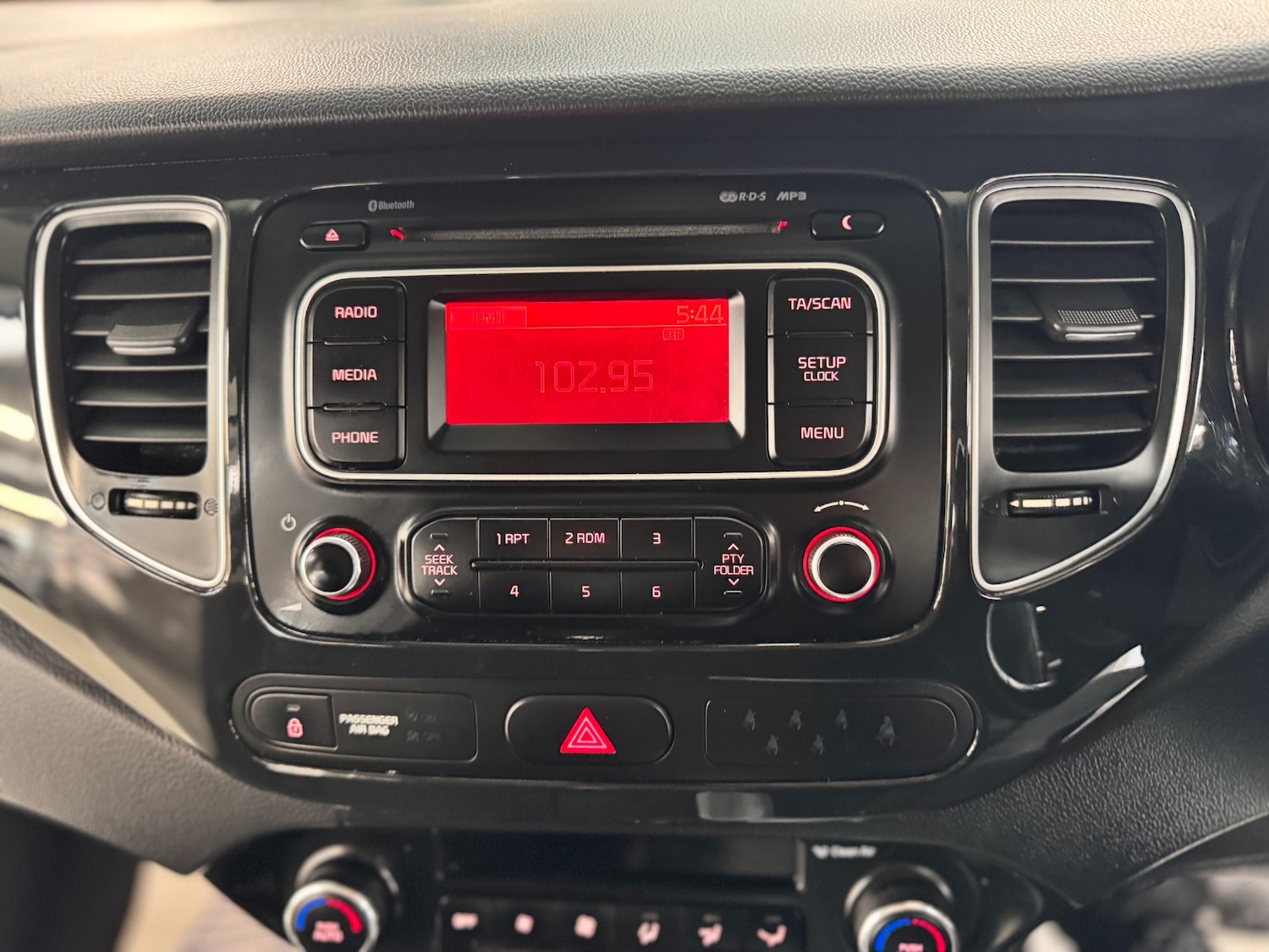 Used Kia Carens 2015 for sale - 76172484: Photo 28