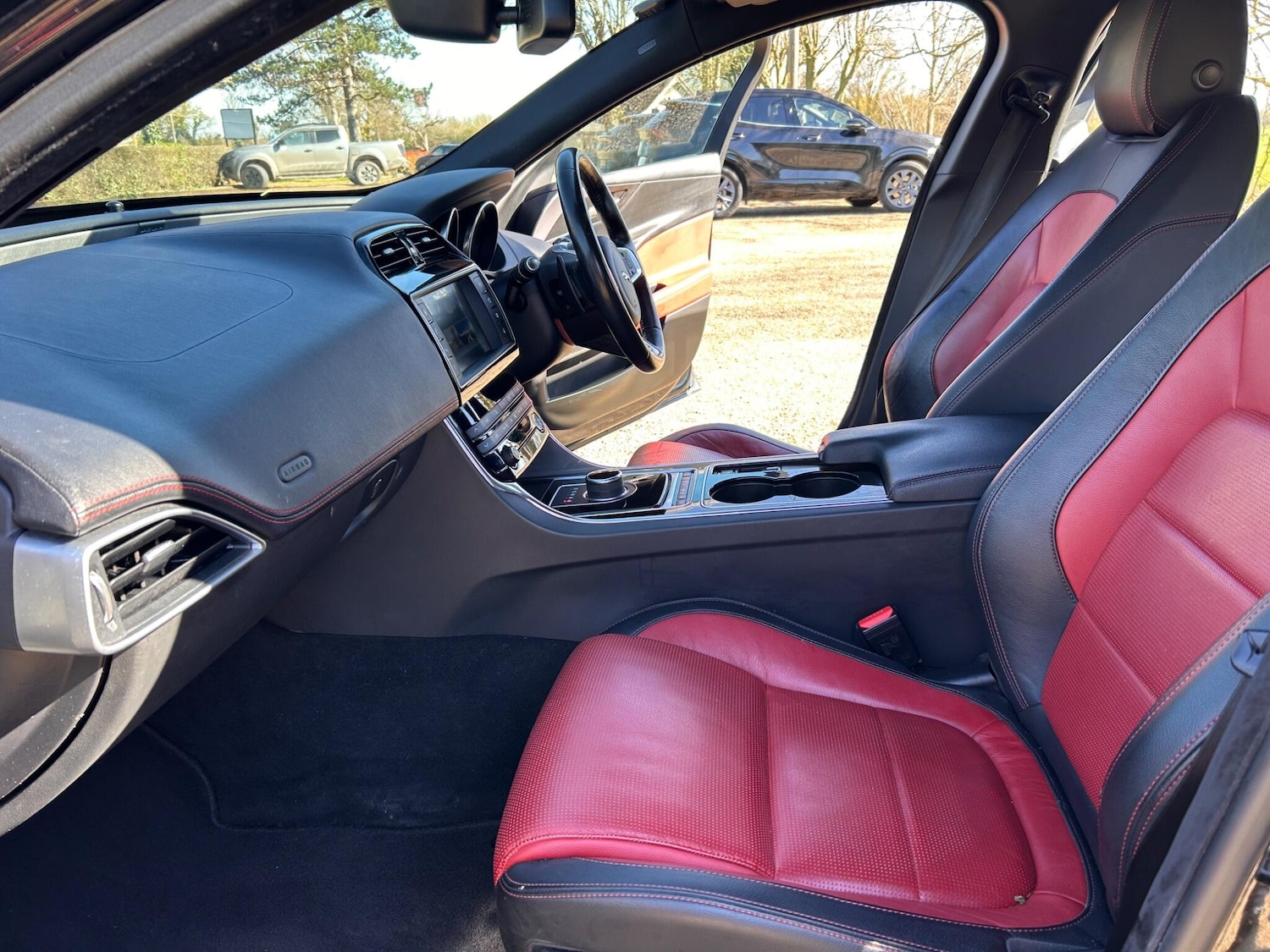 Used Jaguar XE 2016 for sale - 77978130: Photo 3