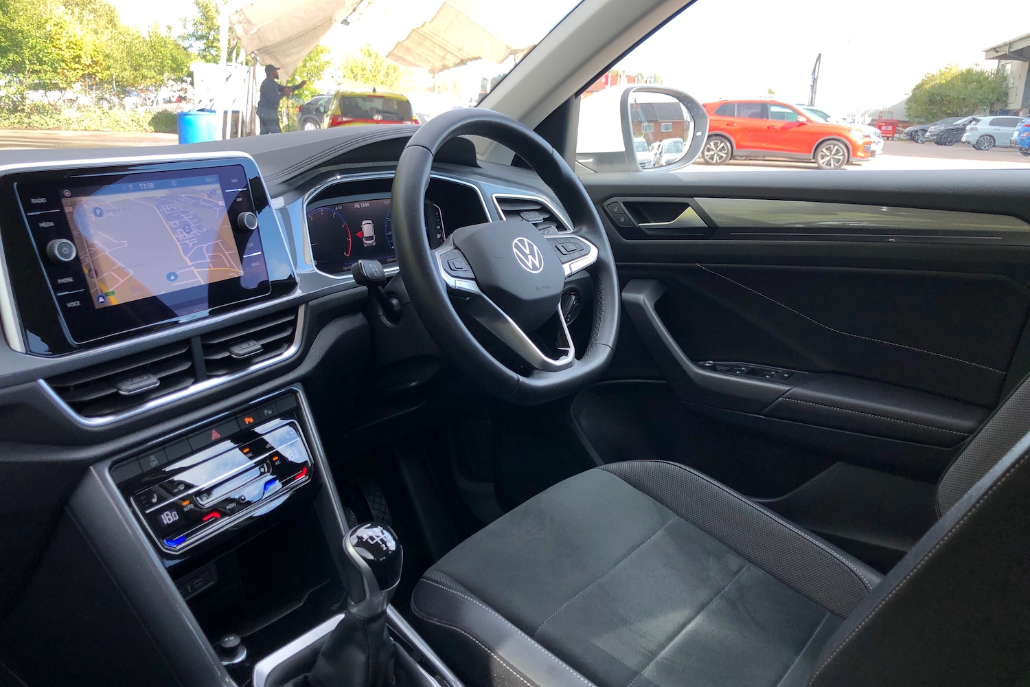 Used Volkswagen T-Roc 2023 for sale - 76676890: Photo 2