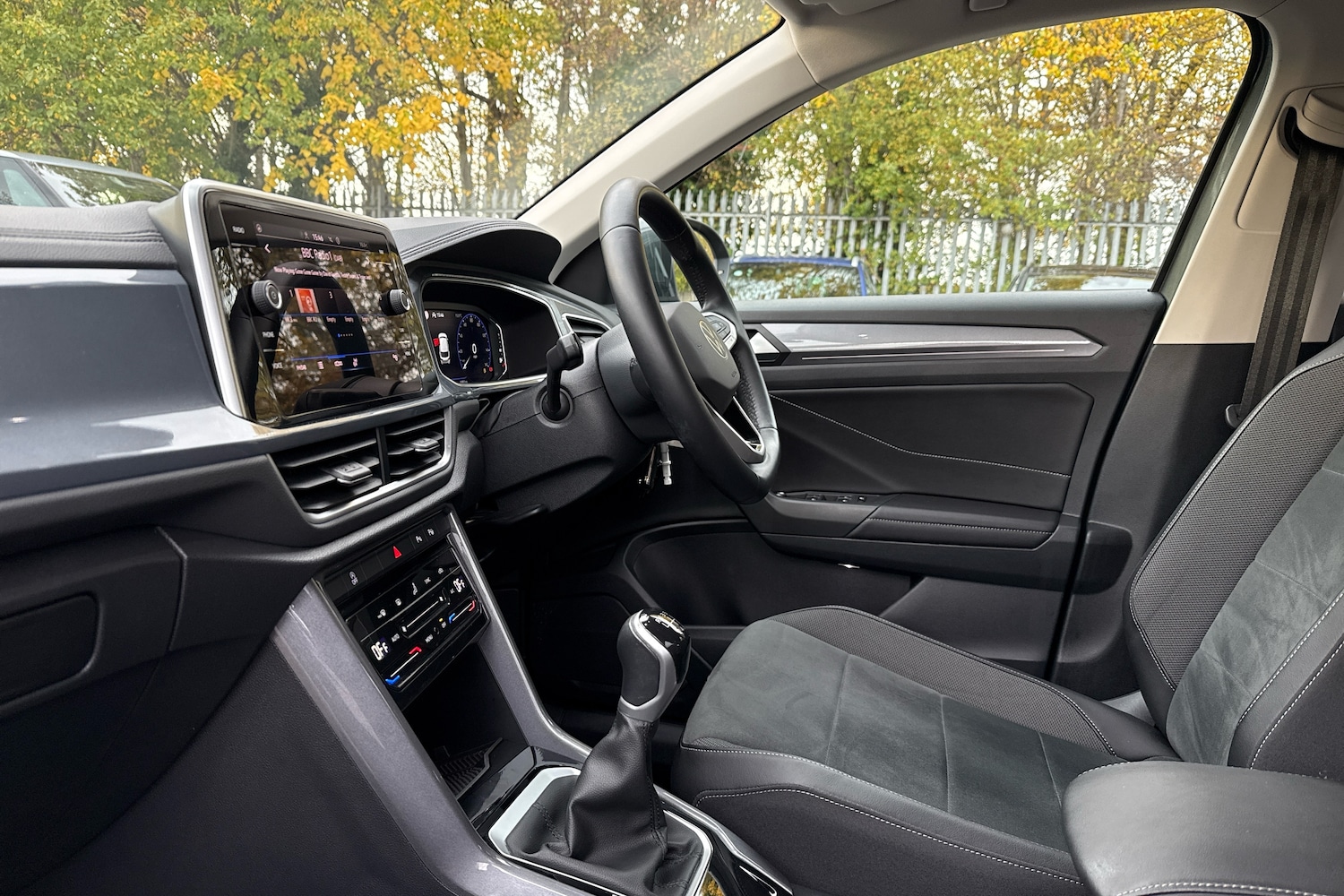 Used Volkswagen T-Roc 2022 for sale - 76563290: Photo 2