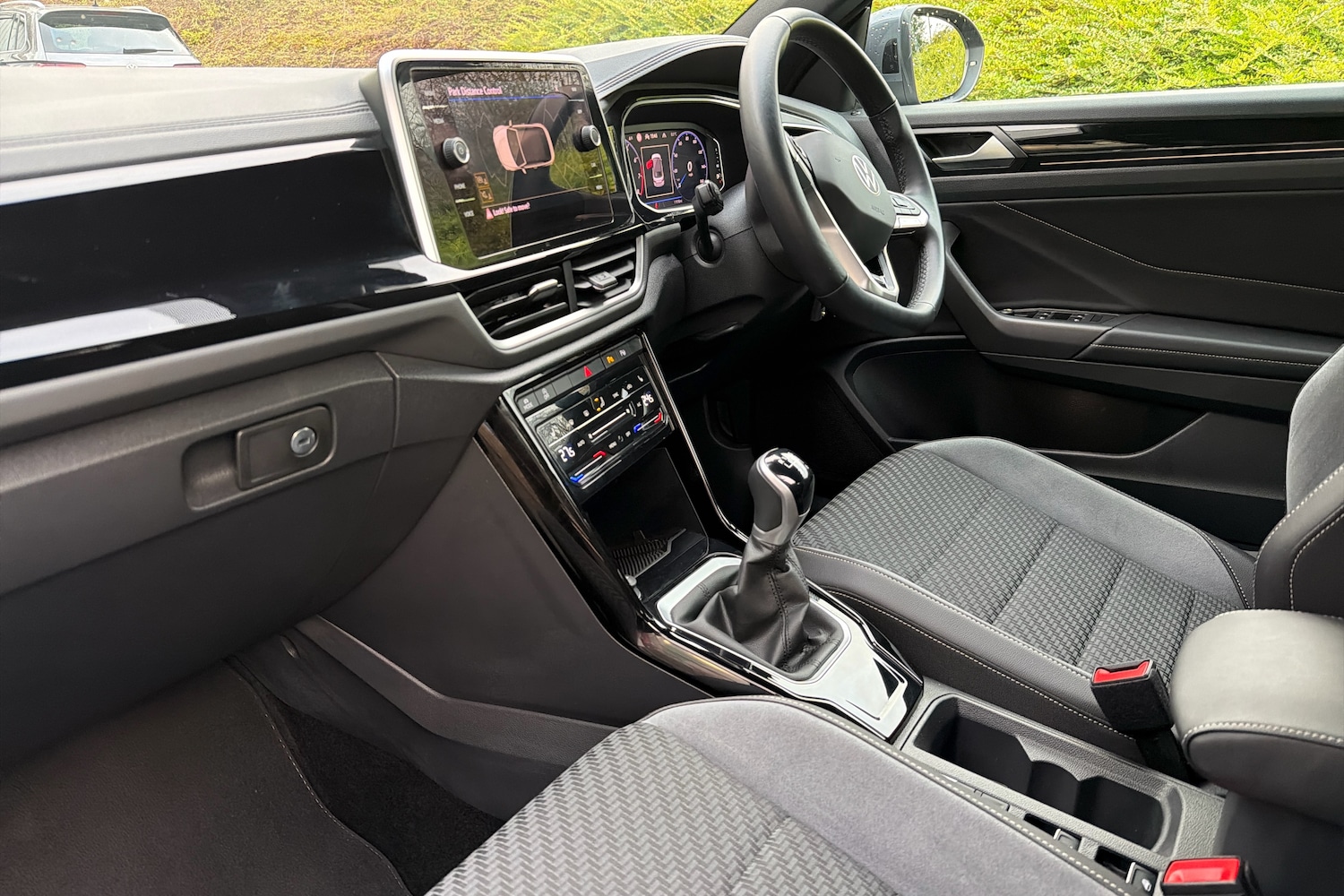 Used Volkswagen T-Roc 2023 for sale - 77739779: Photo 2