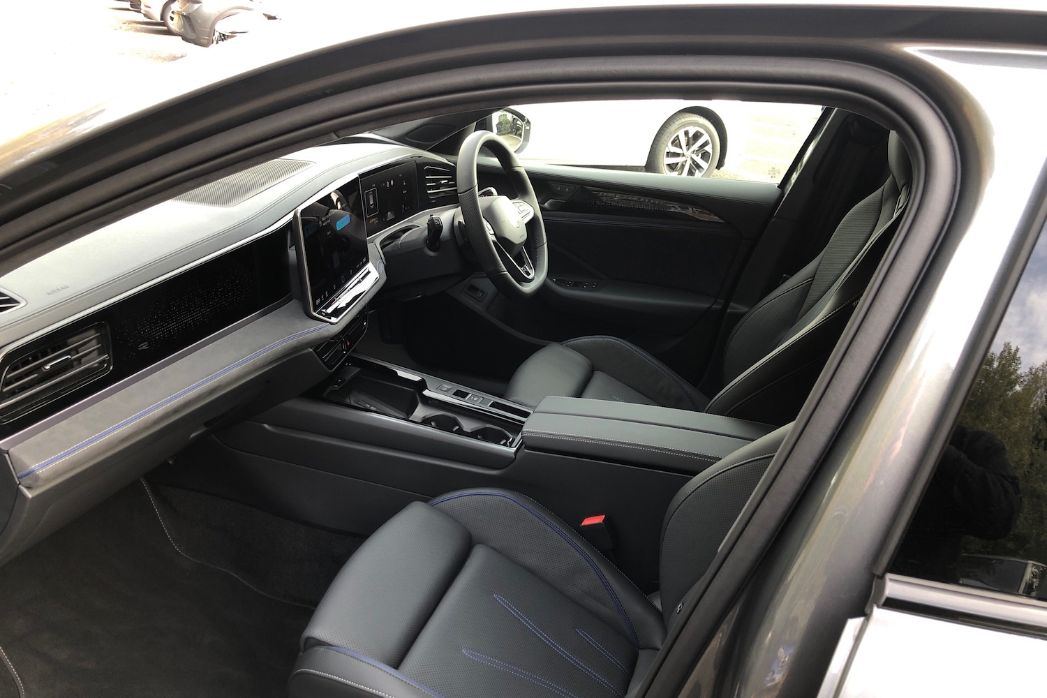 Used Volkswagen Passat 2025 for sale - 76678660: Photo 2