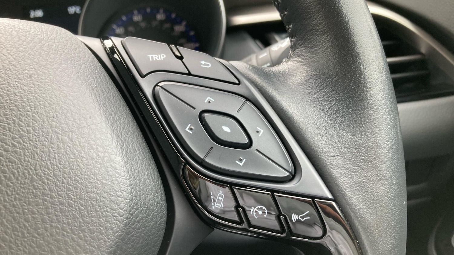 Used Toyota C-HR 2023 for sale - 76927635: Photo 24