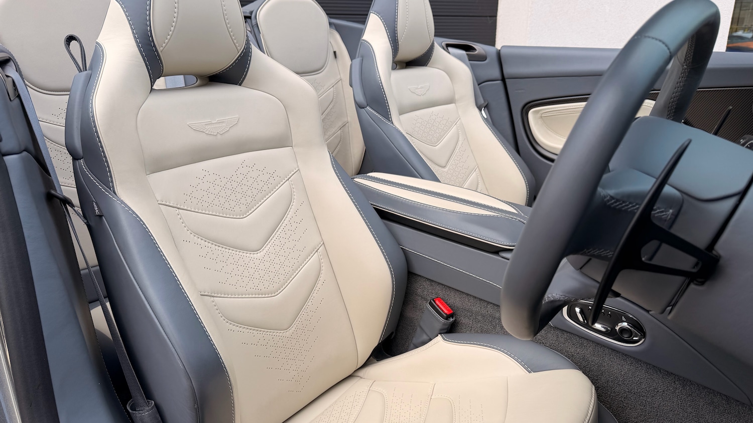 Used Aston Martin DBS 2021 for sale - 76712337: Photo 12