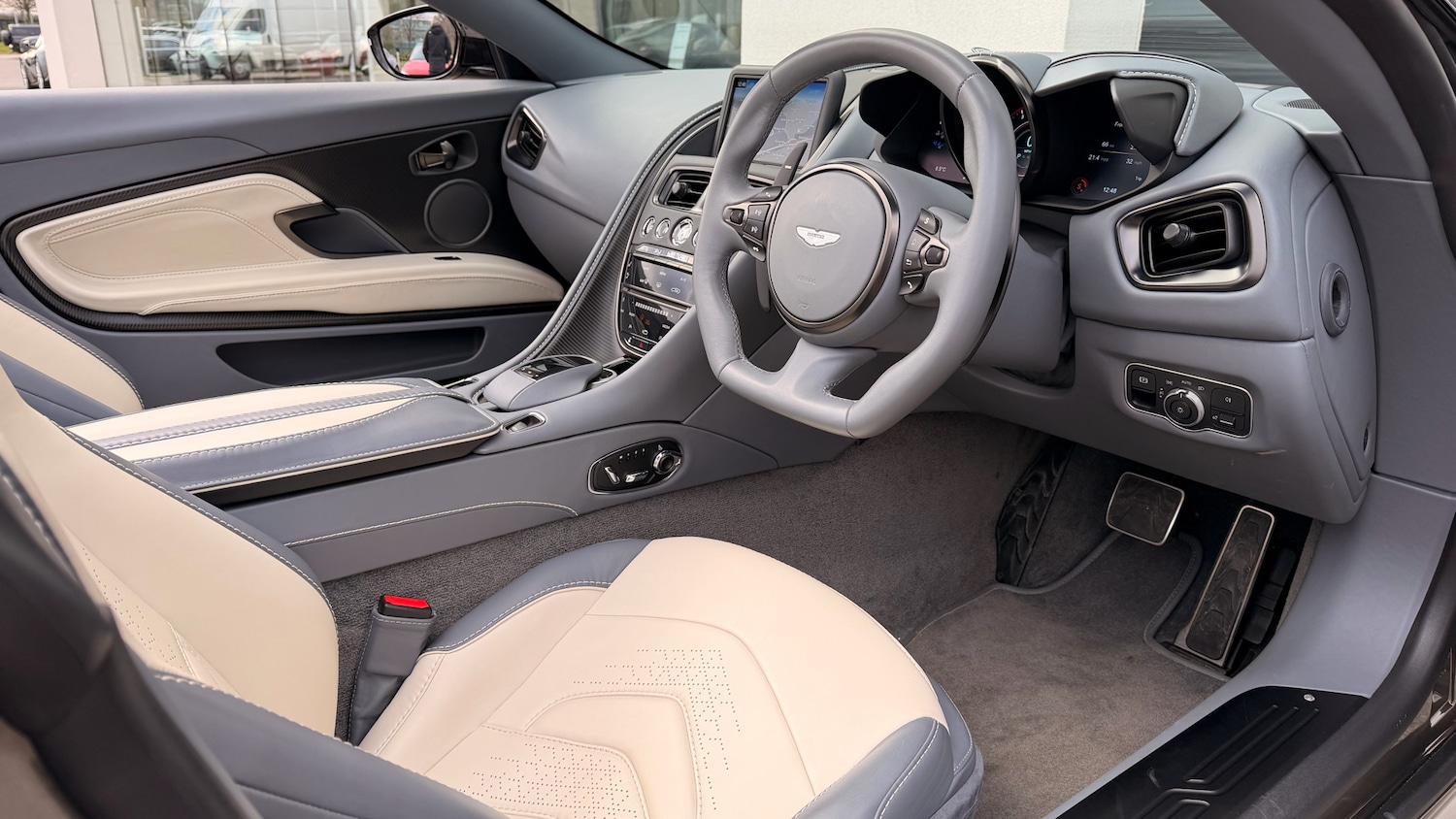 Used Aston Martin DBS 2021 for sale - 76712337: Photo 3