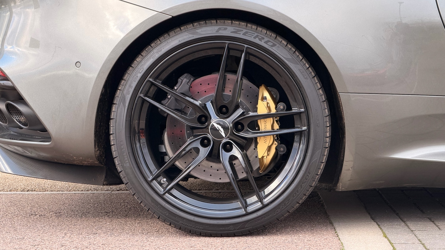 Used Aston Martin DBS 2021 for sale - 76712337: Photo 4