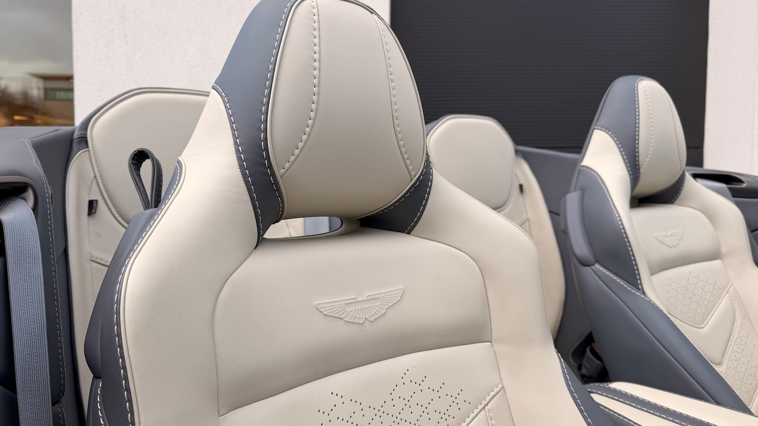 Used Aston Martin DBS 2021 for sale - 76712337: Photo 5