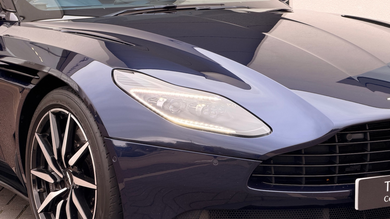 Used Aston Martin DB11 2018 for sale - 76257866: Photo 16