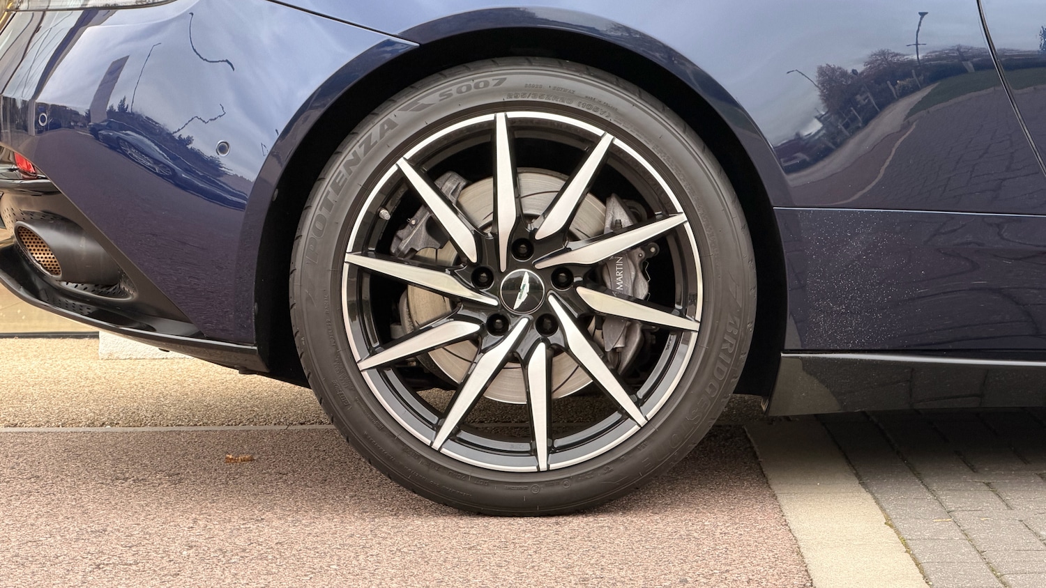 Used Aston Martin DB11 2018 for sale - 76257866: Photo 4