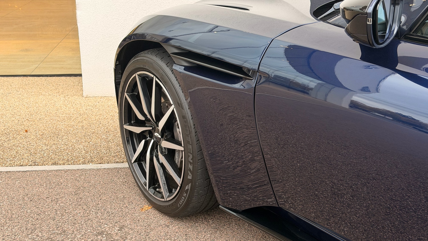 Used Aston Martin DB11 2018 for sale - 76257866: Photo 9