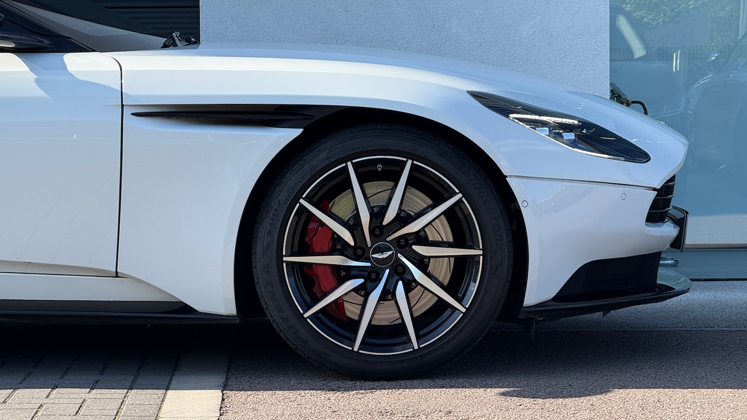 Used Aston Martin DB11 for sale - 76470943: Photo 4